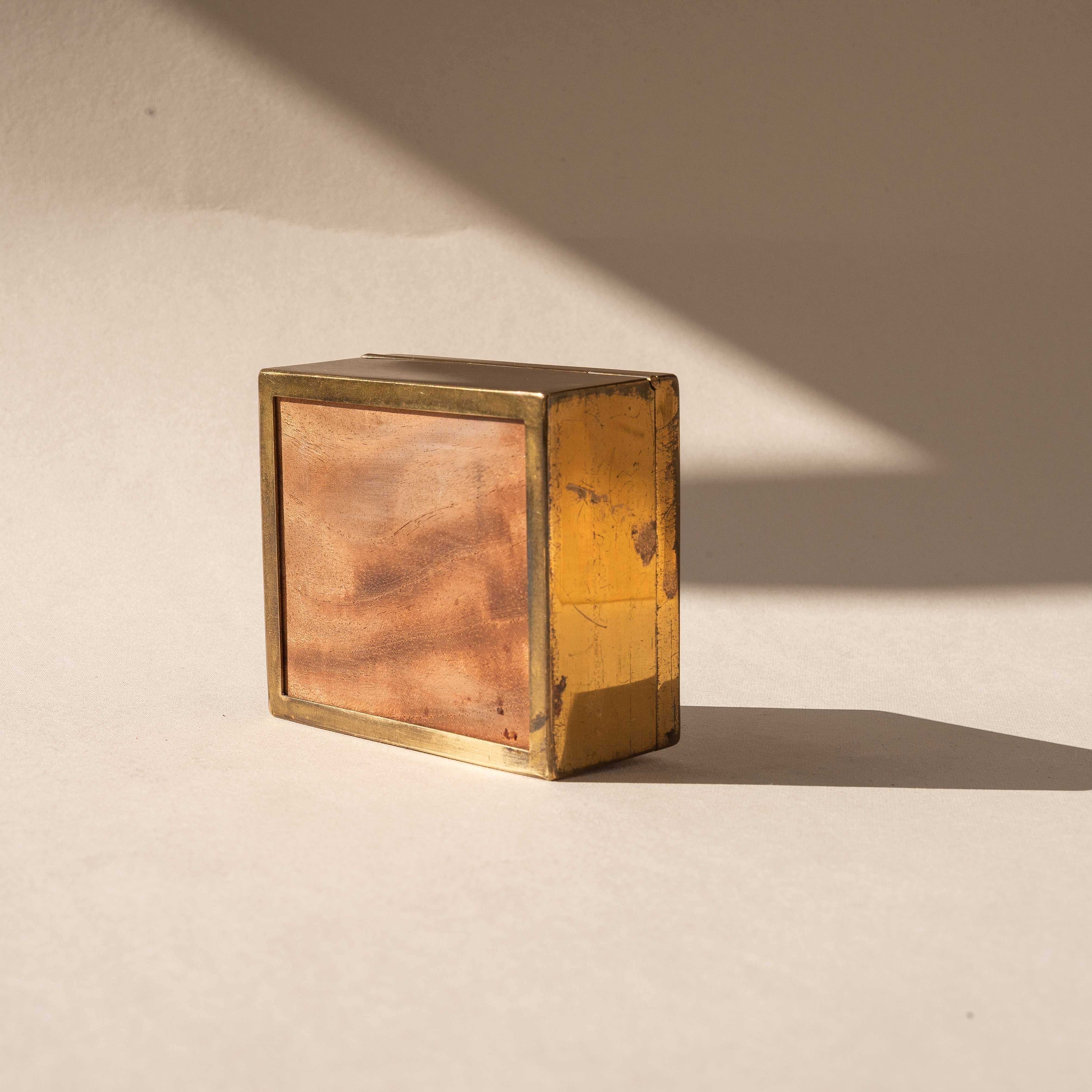 Schmuckkästchen oder Deko-Schmuckkästchen aus Messing im Art déco-Stil, farbenfrohe Ledereinlage, Frankreich im Angebot 6