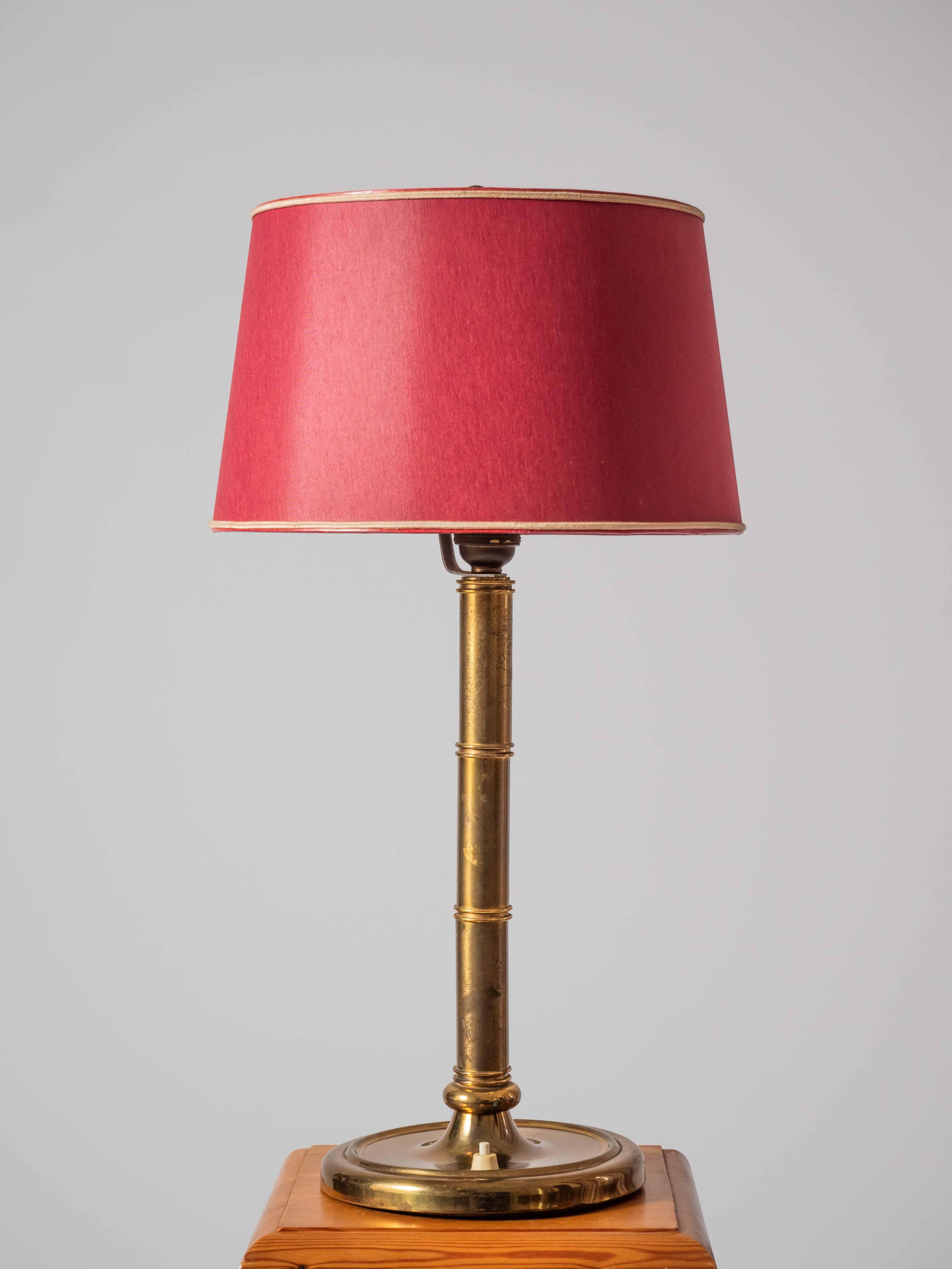 Lampe art déco en laiton

Une grande lampe de table de la période Art déca est fabriquée en laiton poli avec un interrupteur dans le pied de la lampe. La teinte rouge est le tissu. Porte-ombre intéressant. Condit : entièrement fonctionnel, la lampe