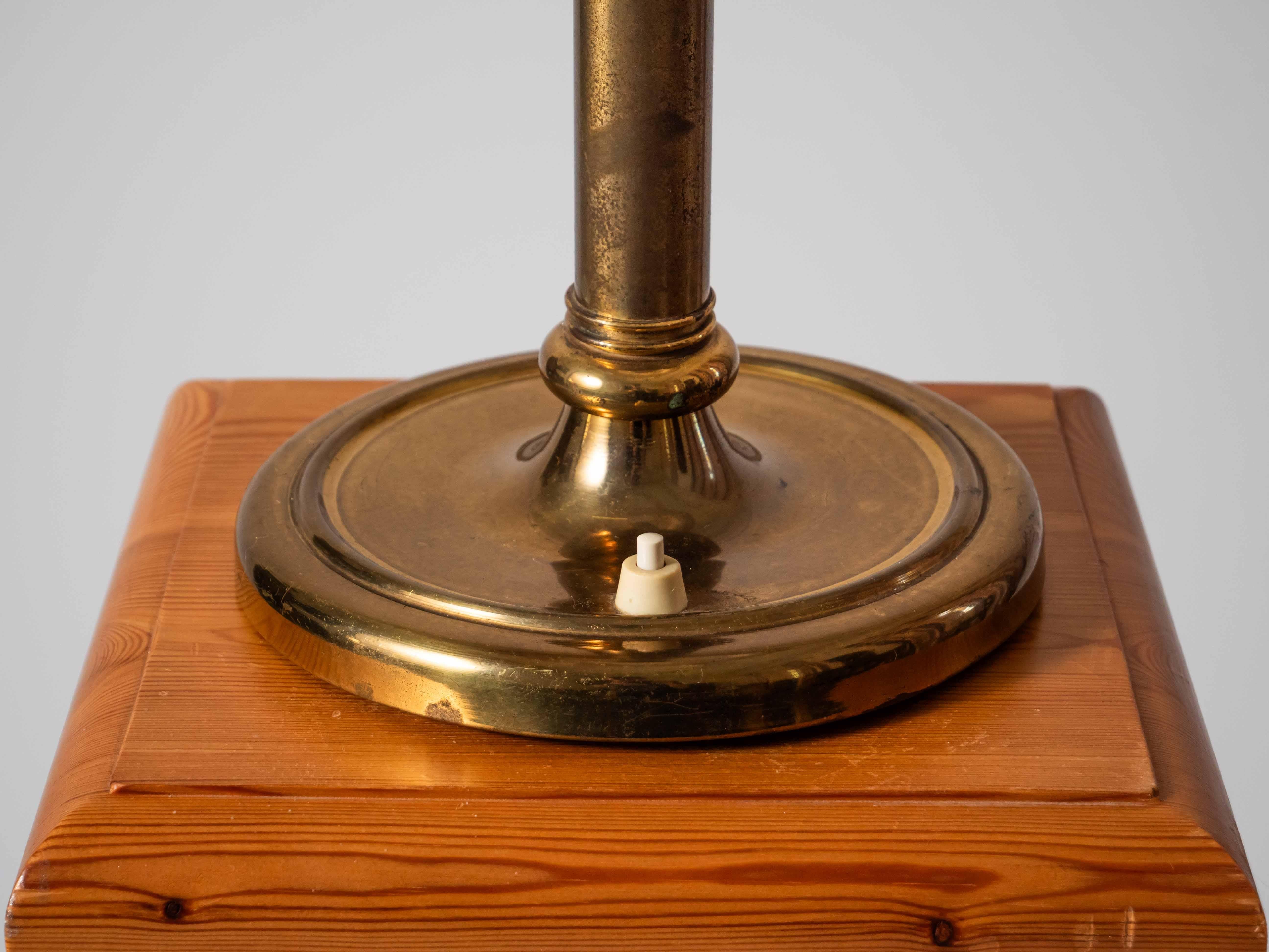Fait main Lampe art déco en laiton en vente