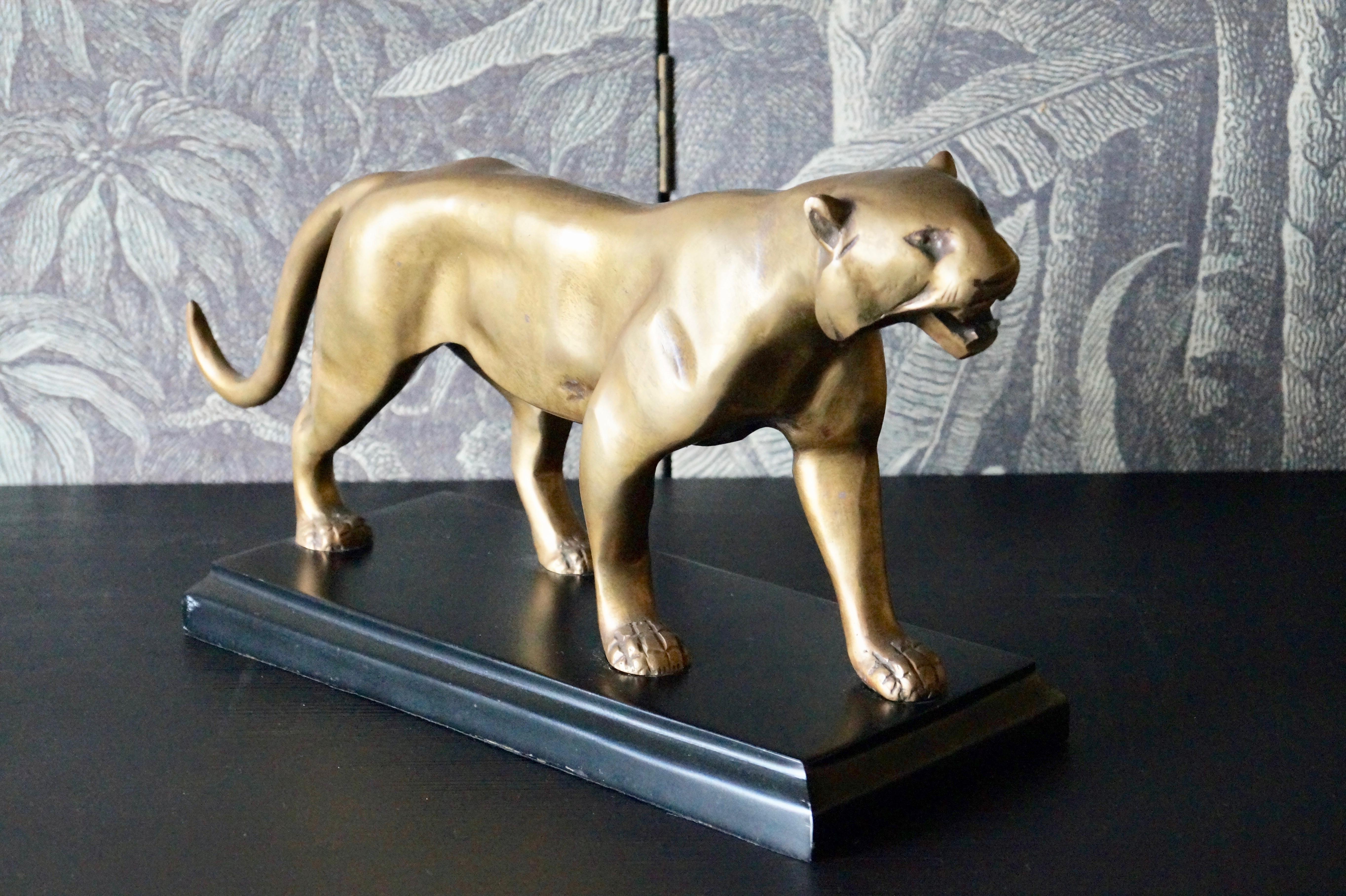 Brass Art Deco Lion Sculpture In Good Condition For Sale In BAAMBRUGGE, NL