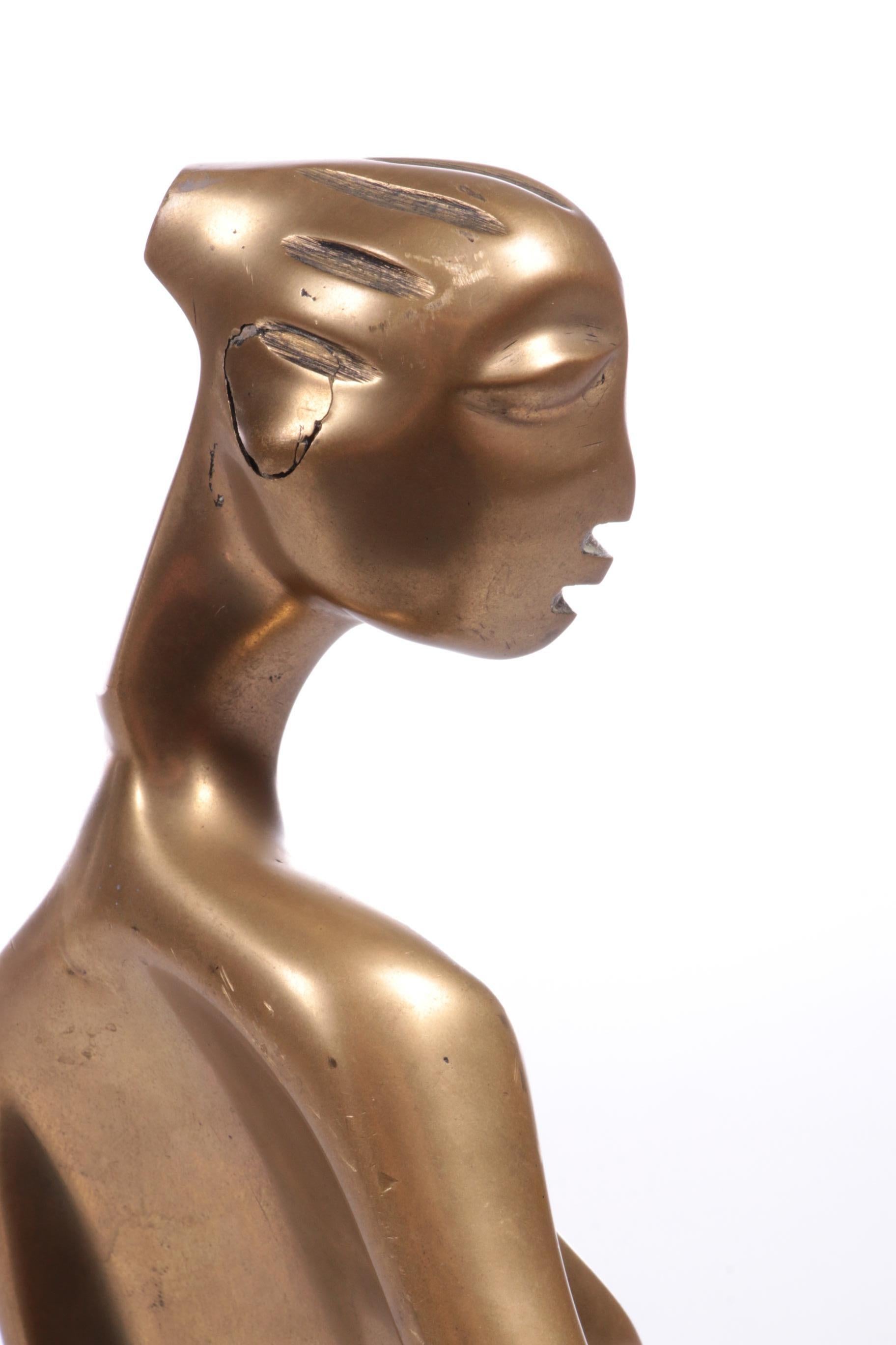 Laiton Statue Art déco en laiton d'une femme africaine sur un socle en marbre, 1970 en vente