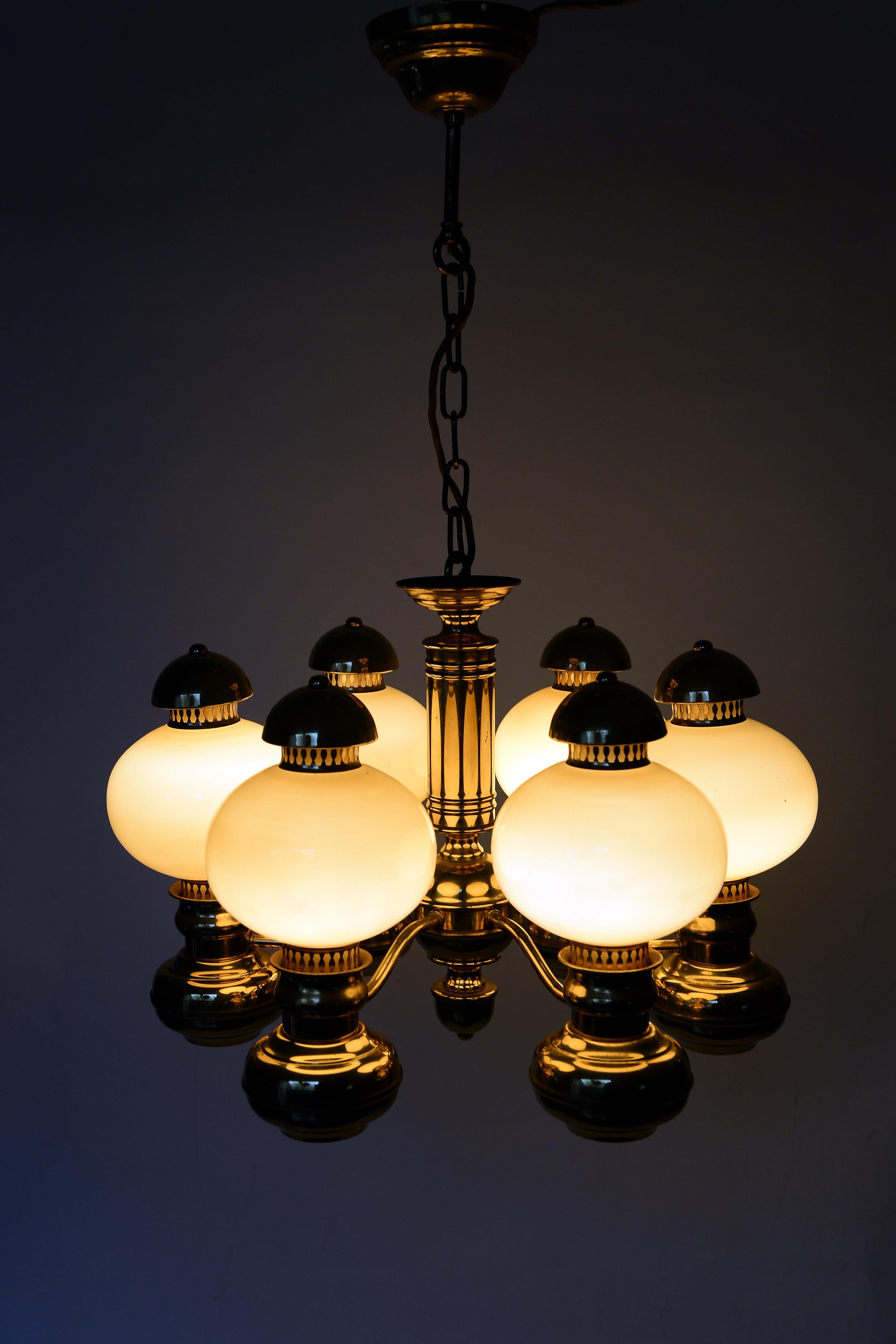 Charming brass six-arm chandelier with beige/yellow glass globes.

This Classic Art Deco style chandelier emits a warm light and is in a very good condition.

Tested and ready to use.

1960s, France

Dimensions: 
Height (without chain,