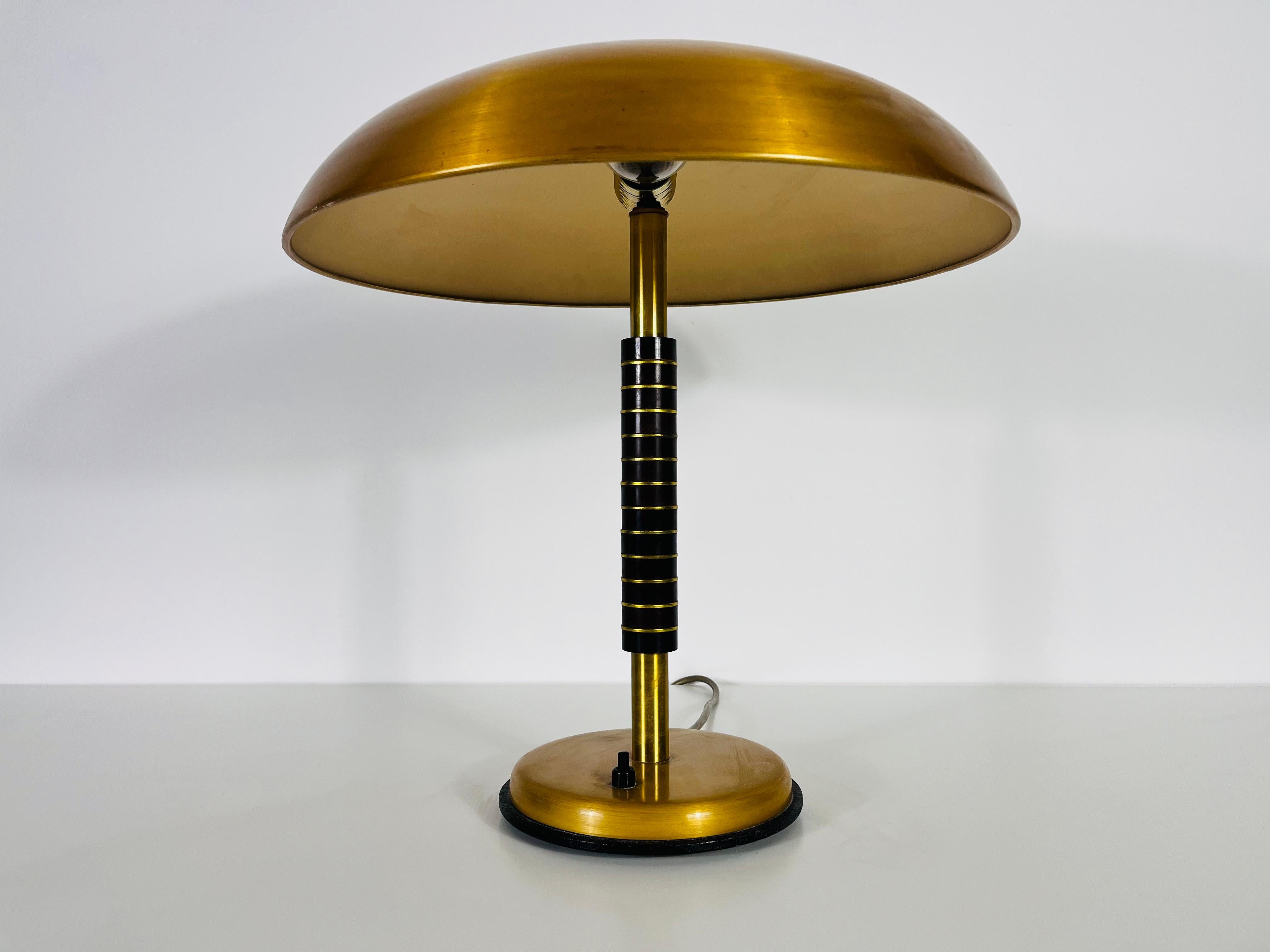 Table Art déco en laiton, Allemagne, années 1960 Bon état - En vente à Hagenbach, DE
