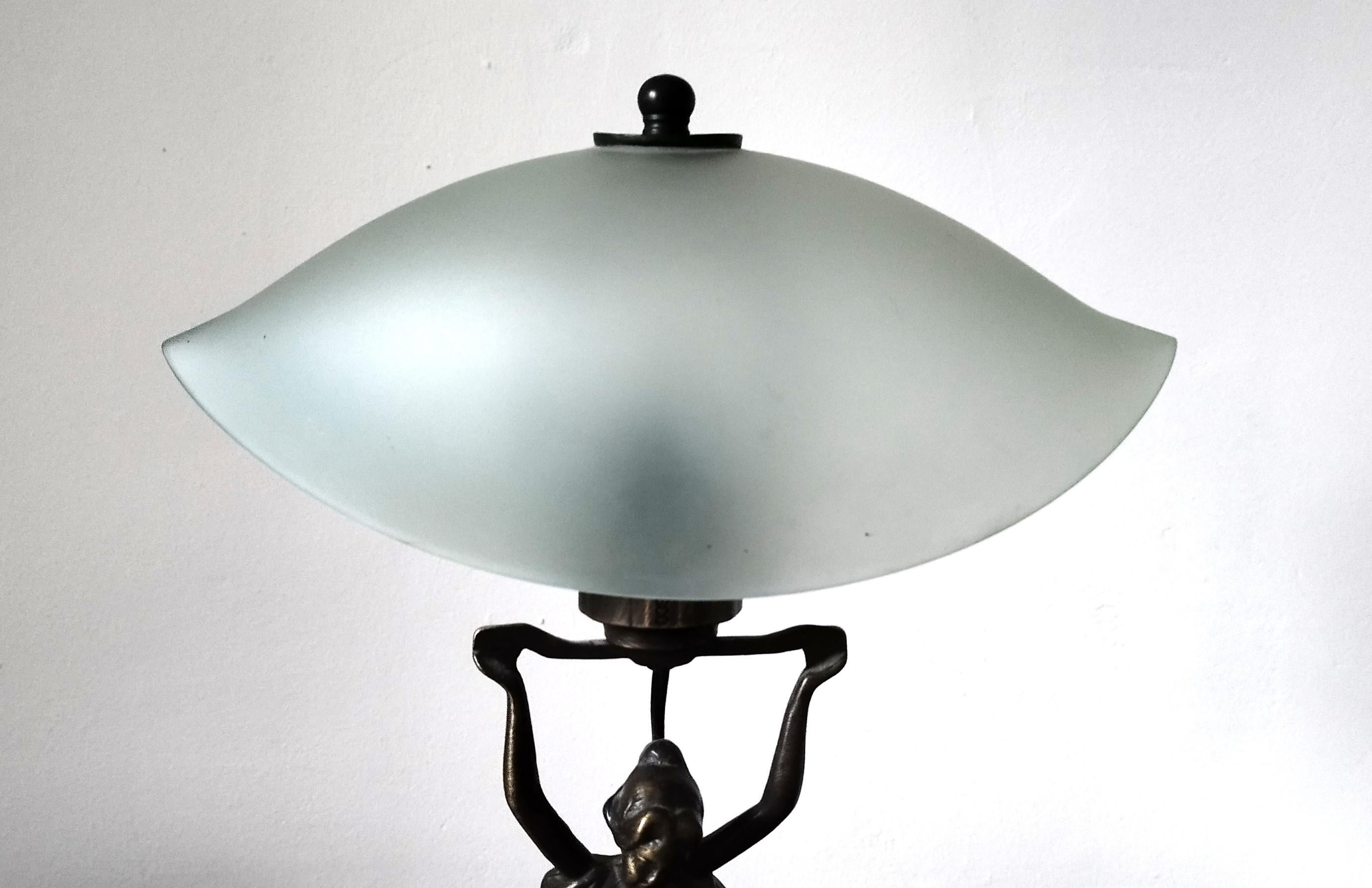 italien Lampe de table Art déco en laiton en vente