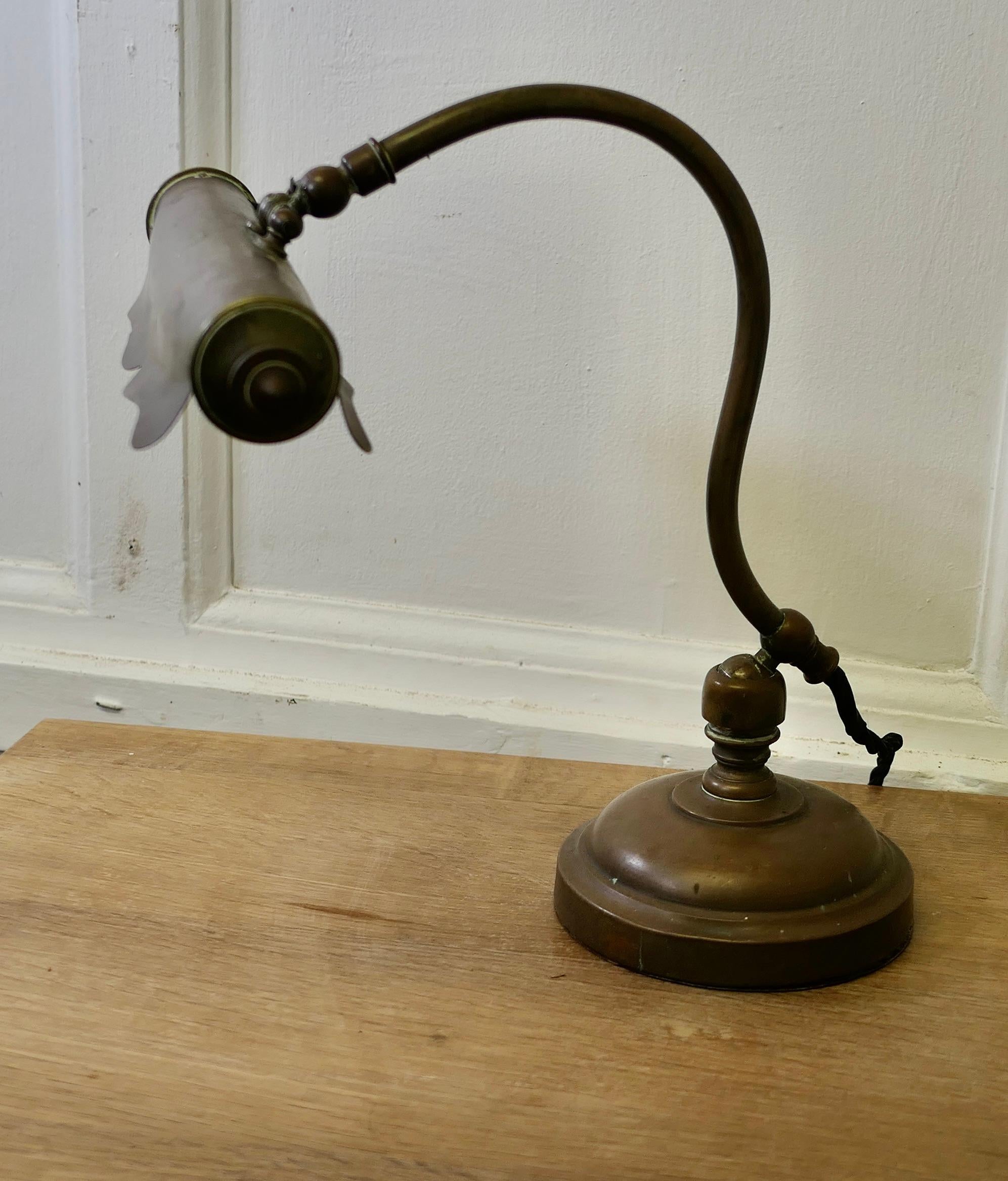 Lampe de bibliothèque réglable en laiton Art Nouveau    en vente 4
