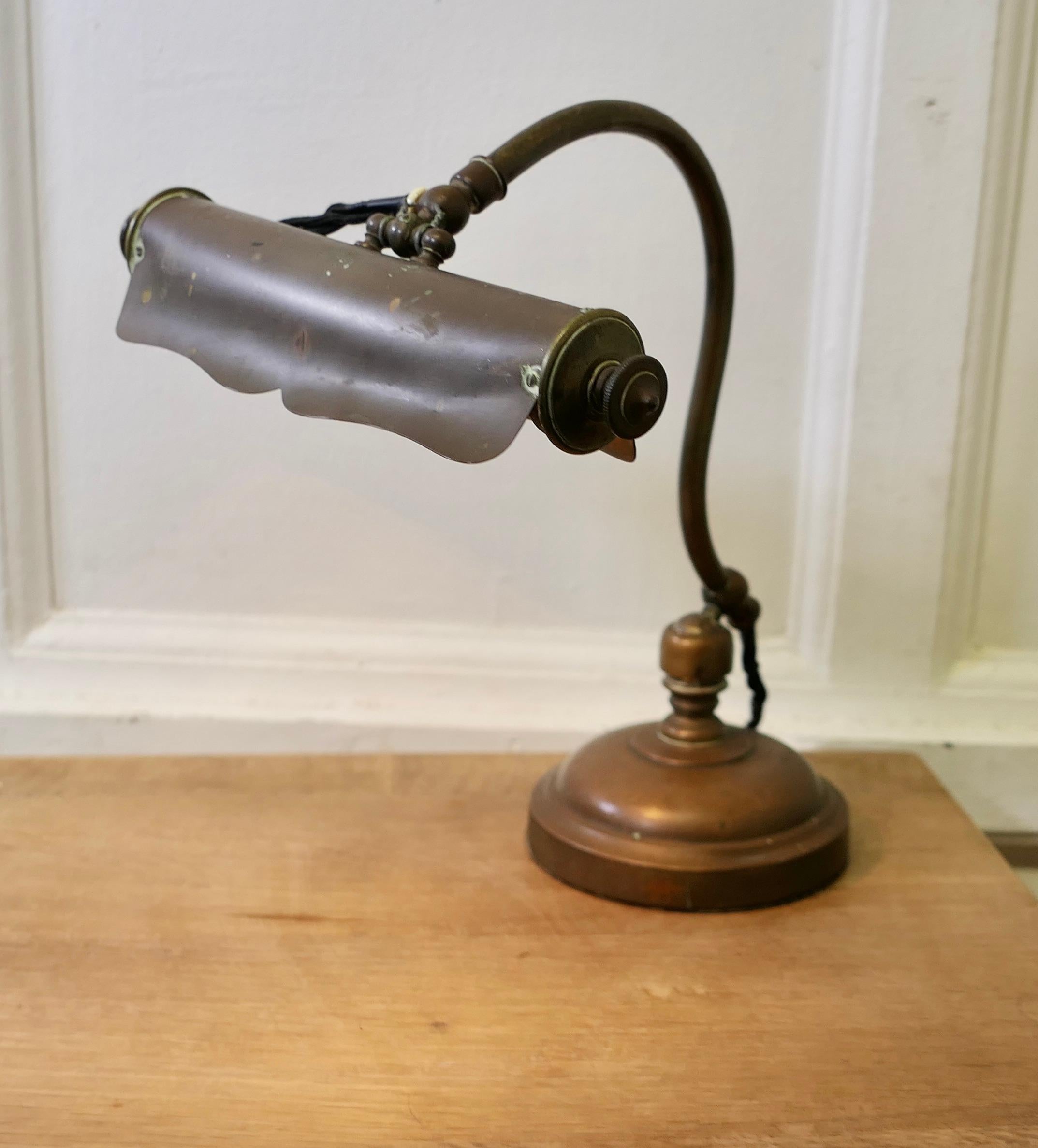 Fin du XIXe siècle Lampe de bibliothèque réglable en laiton Art Nouveau    en vente