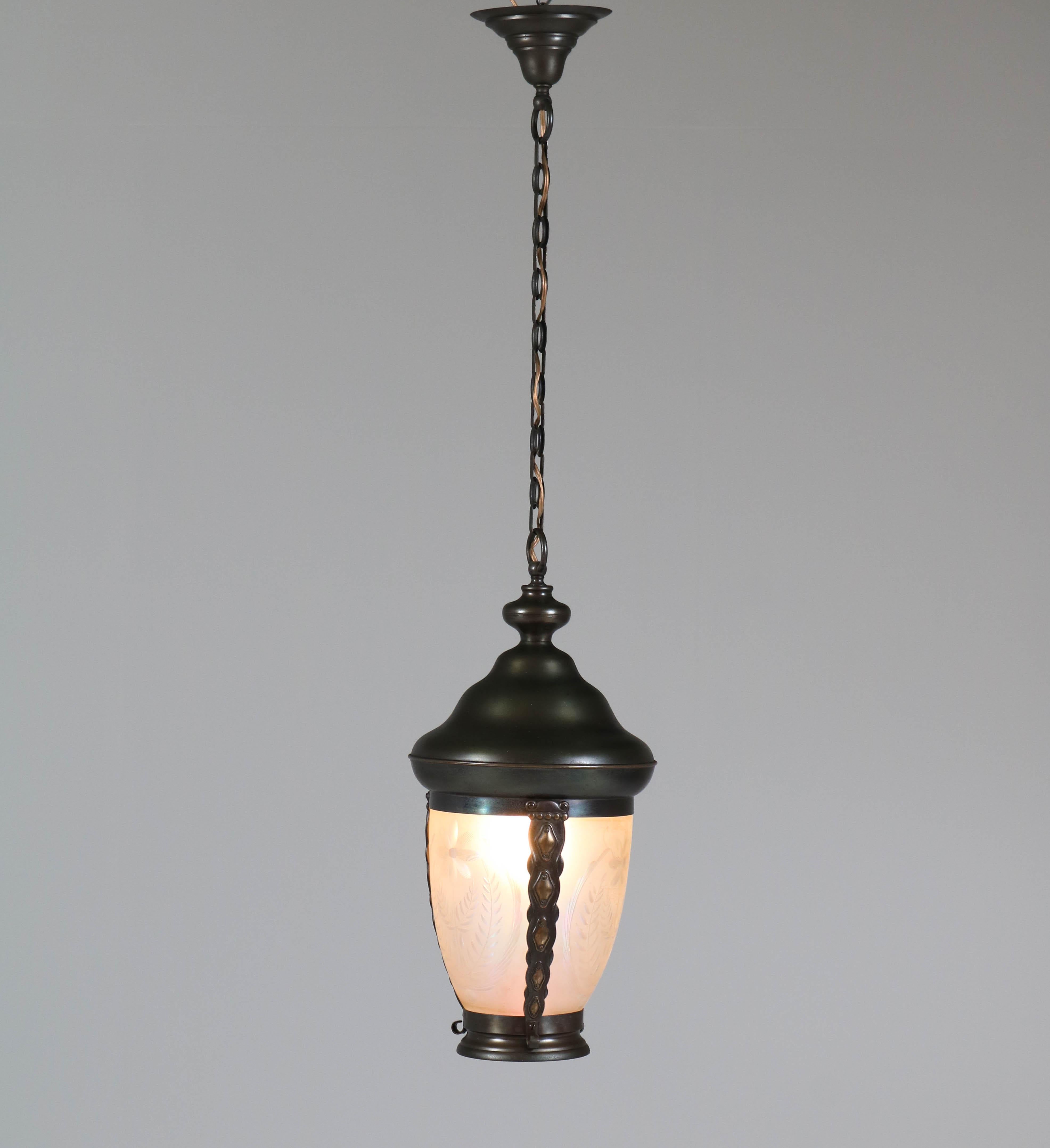 Splendida lampada a sospensione o lanterna di grandi dimensioni in stile Art Nouveau.
Struttura in ottone patinato con paralume originale in vetro color petrolio smussato.
Un sorprendente design olandese degli anni '1900.
In buone condizioni