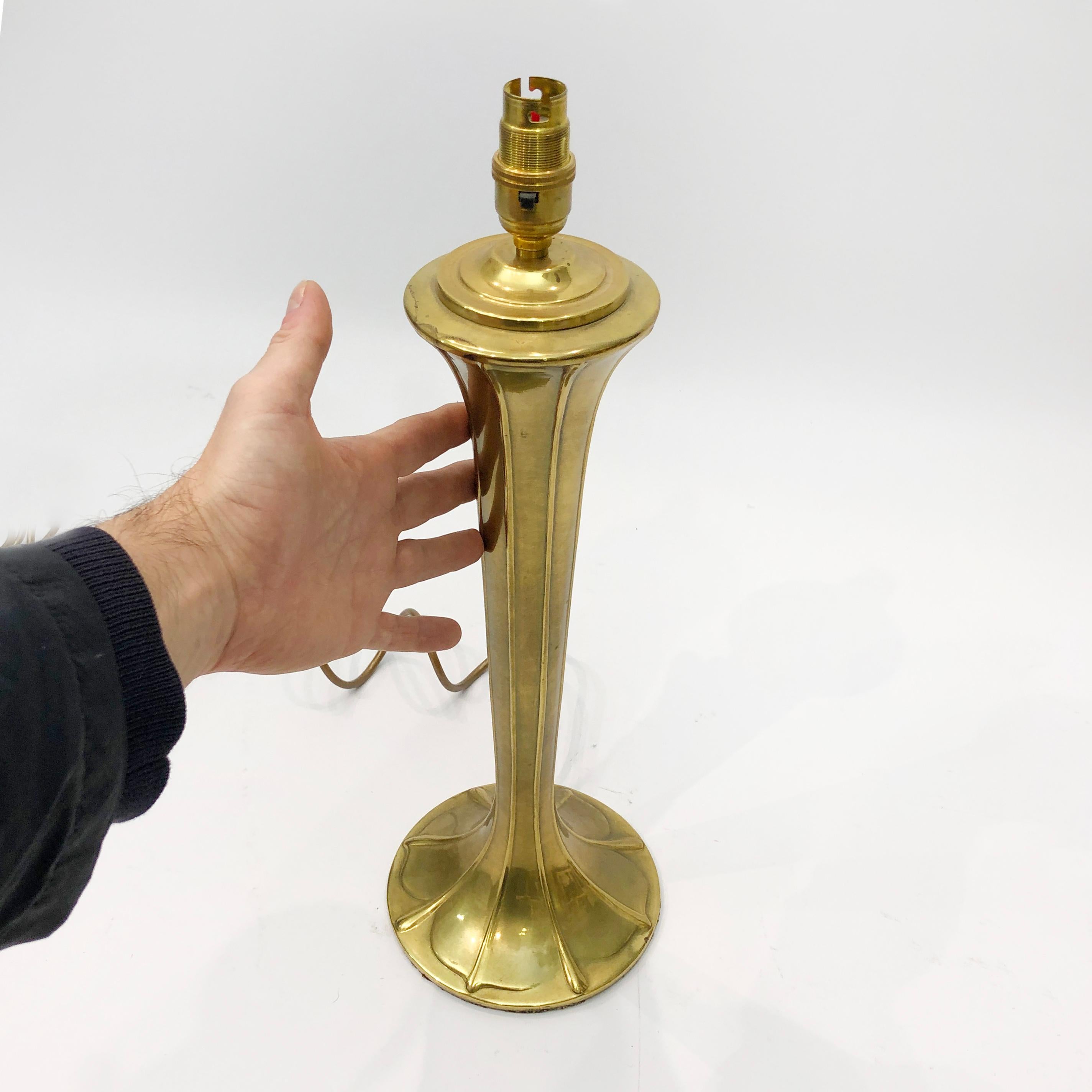 Laiton Lampe de bureau Art nouveau vintage art déco or Hollywood Regency des années 1970 en vente