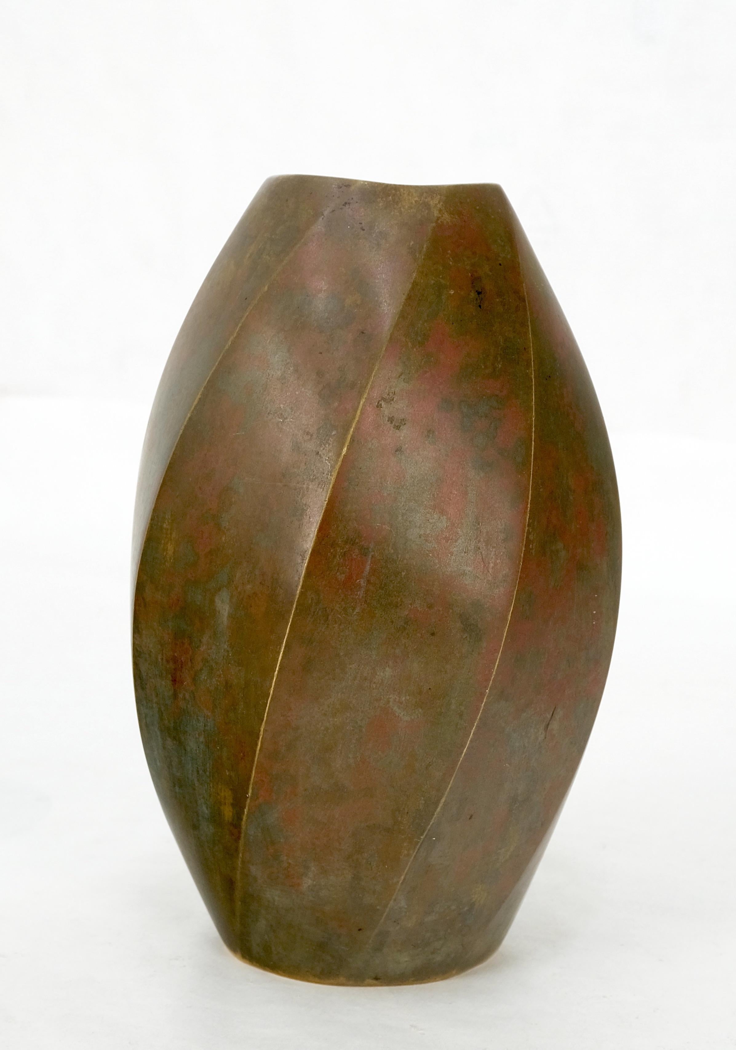 Americano Vaso in ottone in stile Art Nouveau a cilindro ritorto della metà del secolo scorso in vendita