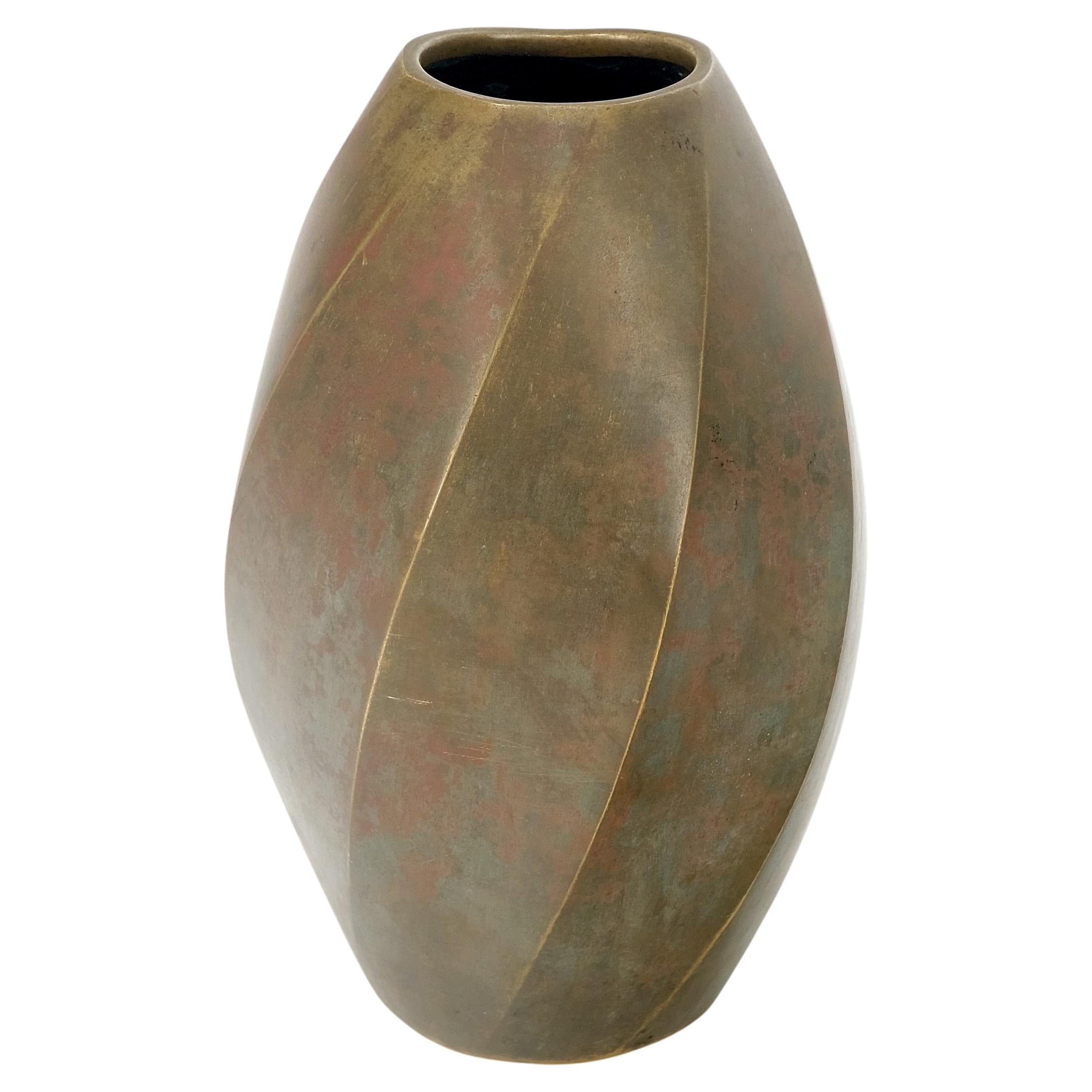 Vase cylindrique torsadé en laiton de style Art nouveau mi-siècle moderne 