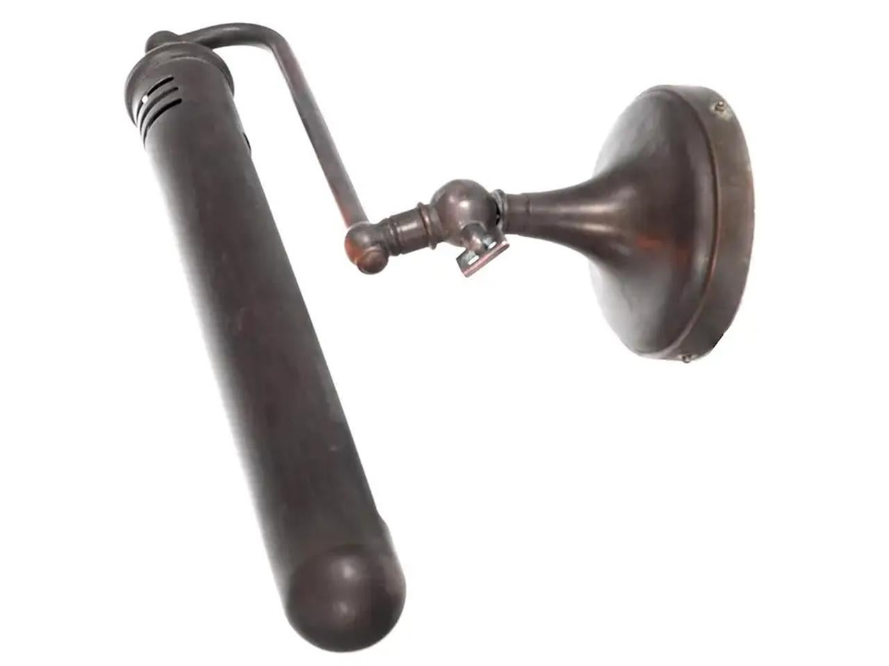 Il s'agit d'une lampe murale très propre et utilisable. Elle est équipée d'une ampoule tubulaire et convient parfaitement comme liseuse ou comme lampe à tableau. Il est articulé et l'abat-jour tourne autour de l'ampoule pour orienter la lumière là