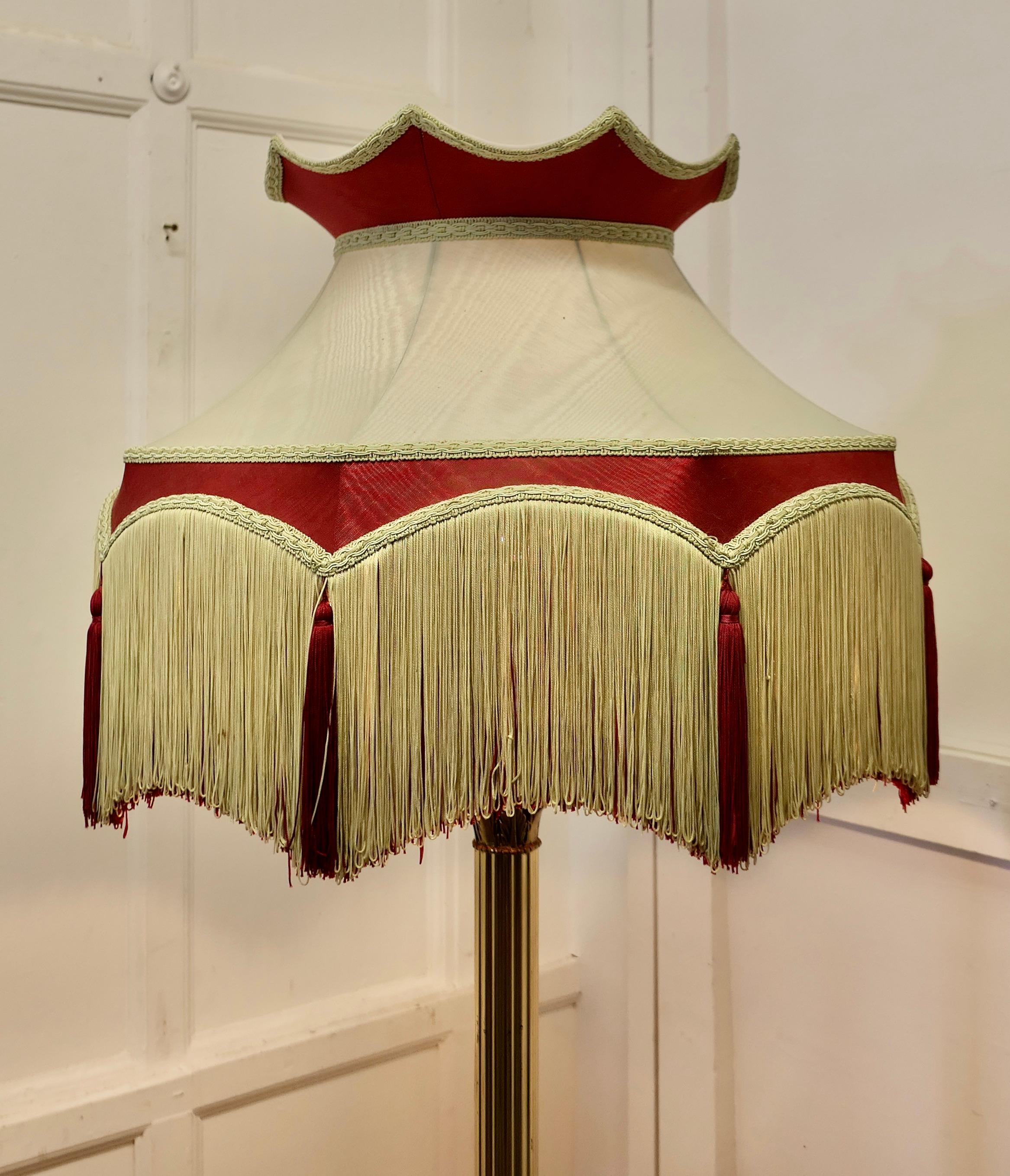 Arts and Crafts-Stehlampe aus Messing, handgefertigter Schirm     im Angebot 1