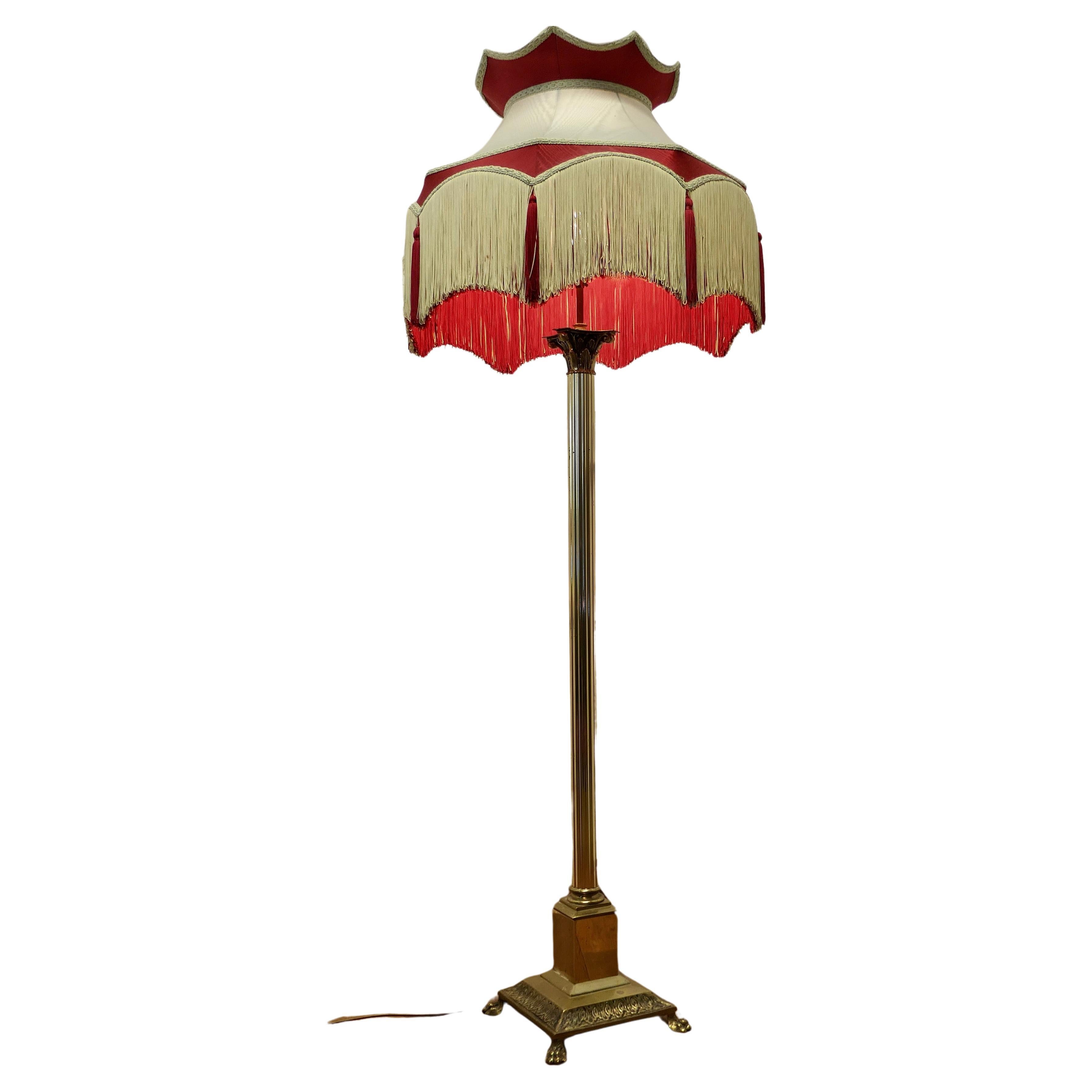 Arts and Crafts-Stehlampe aus Messing, handgefertigter Schirm    