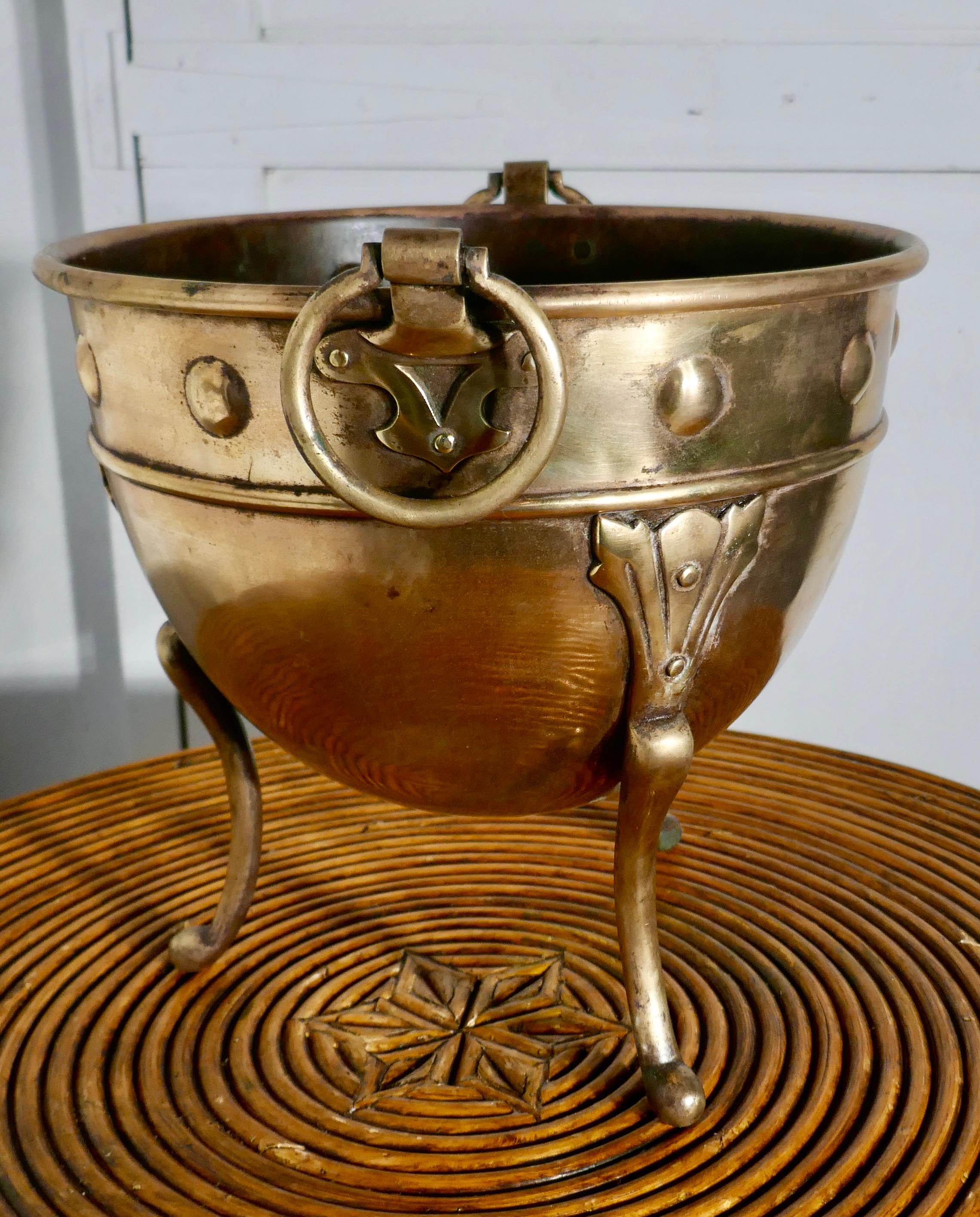 Brass Arts & Crafts jardinière by Henry Loveridge 

A superb design and a heavy quality piece, in very good condition, stamped underneath “Henry 
Loveridge & Co” 

The planter, (or it may have originally been a coal helmet) stands on 3 shapely