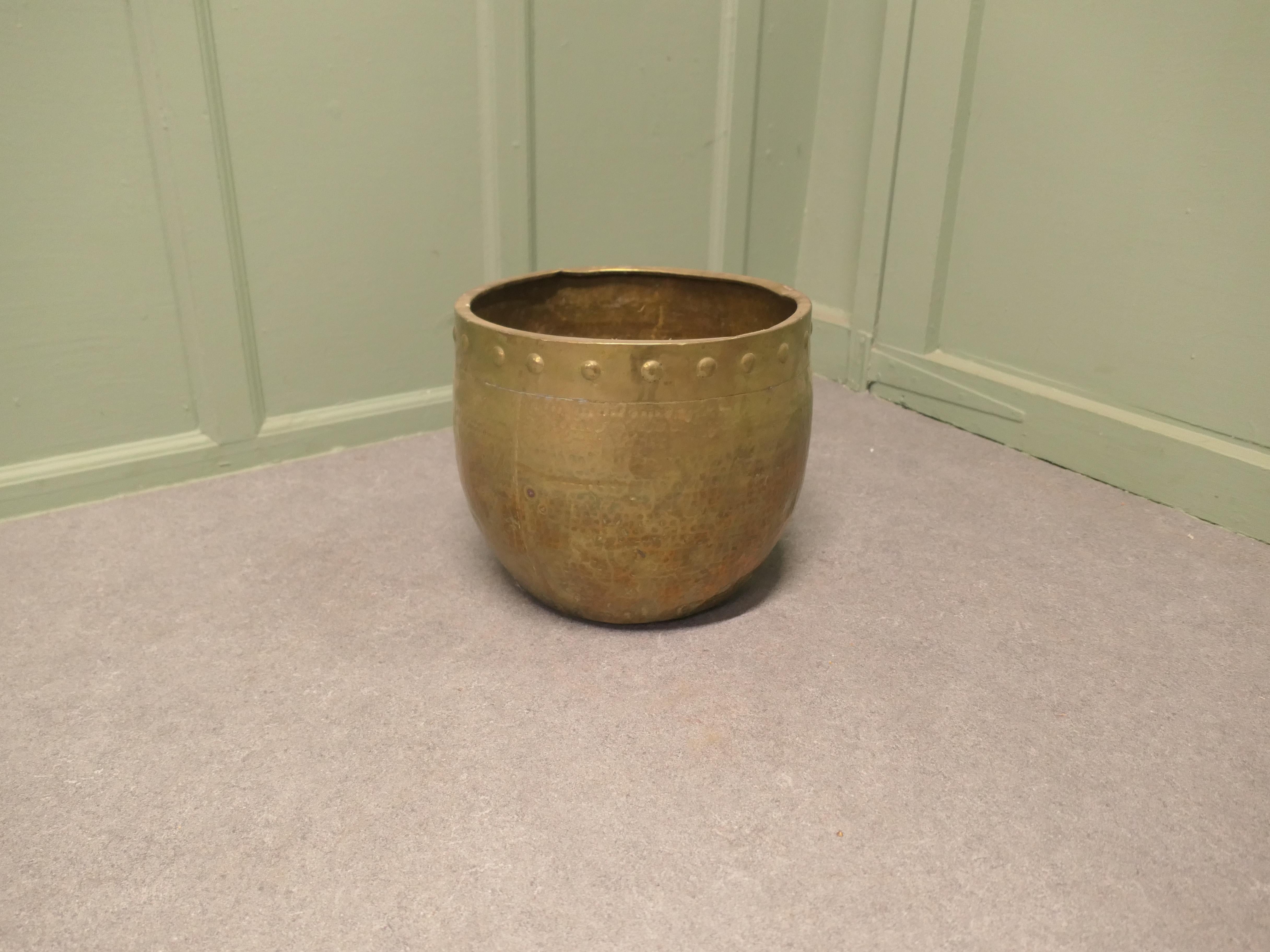 
Giardiniera rivettata in ottone di Arti e Mestieri  

Un design tradizionale in ottone battuto, con una forma 