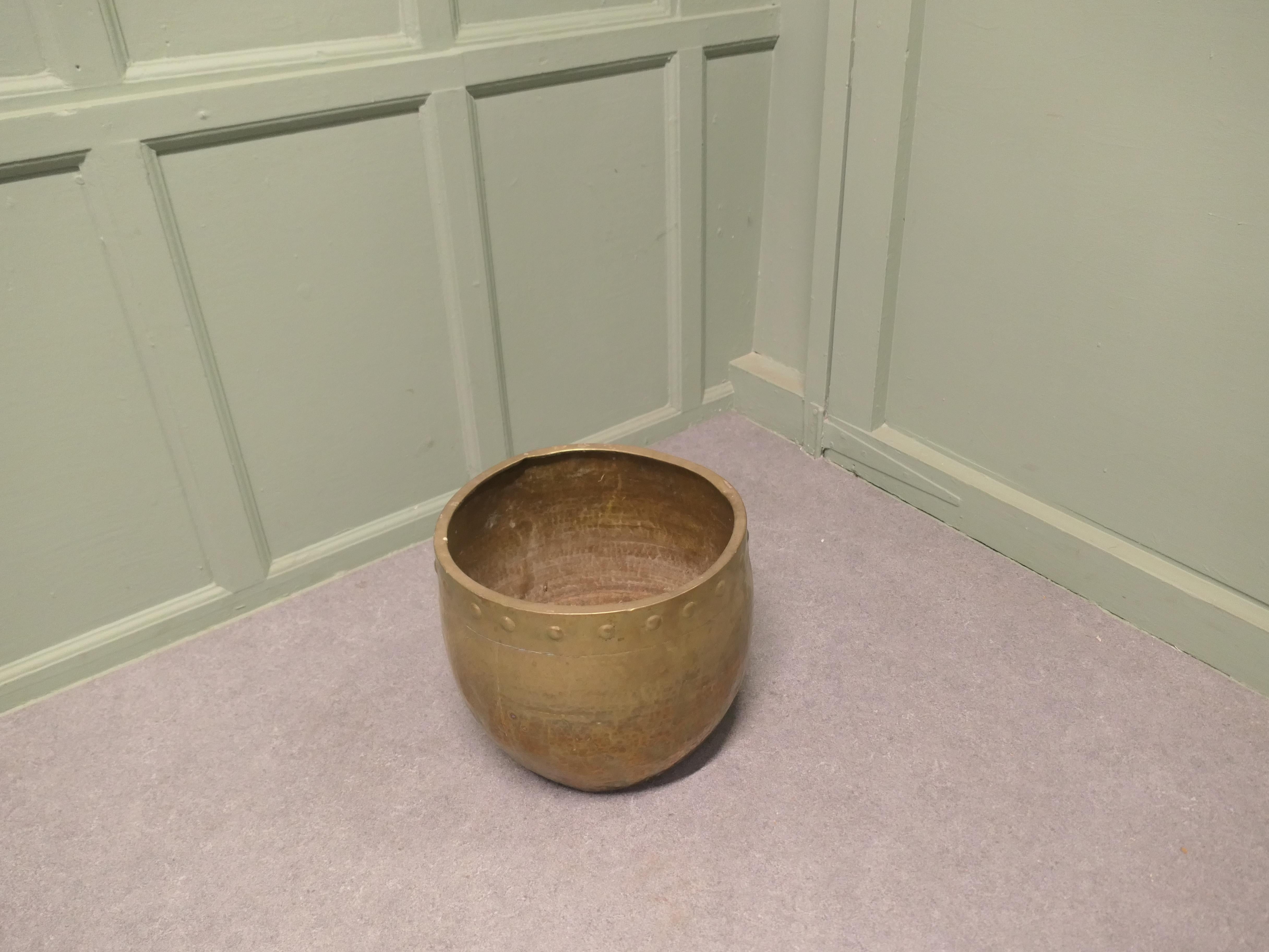 Jardiniere rivettato in ottone Arts and Crafts Un design tradizionale in reggiseno battuto. In condizioni buone in vendita a Godshill, Isle of Wight