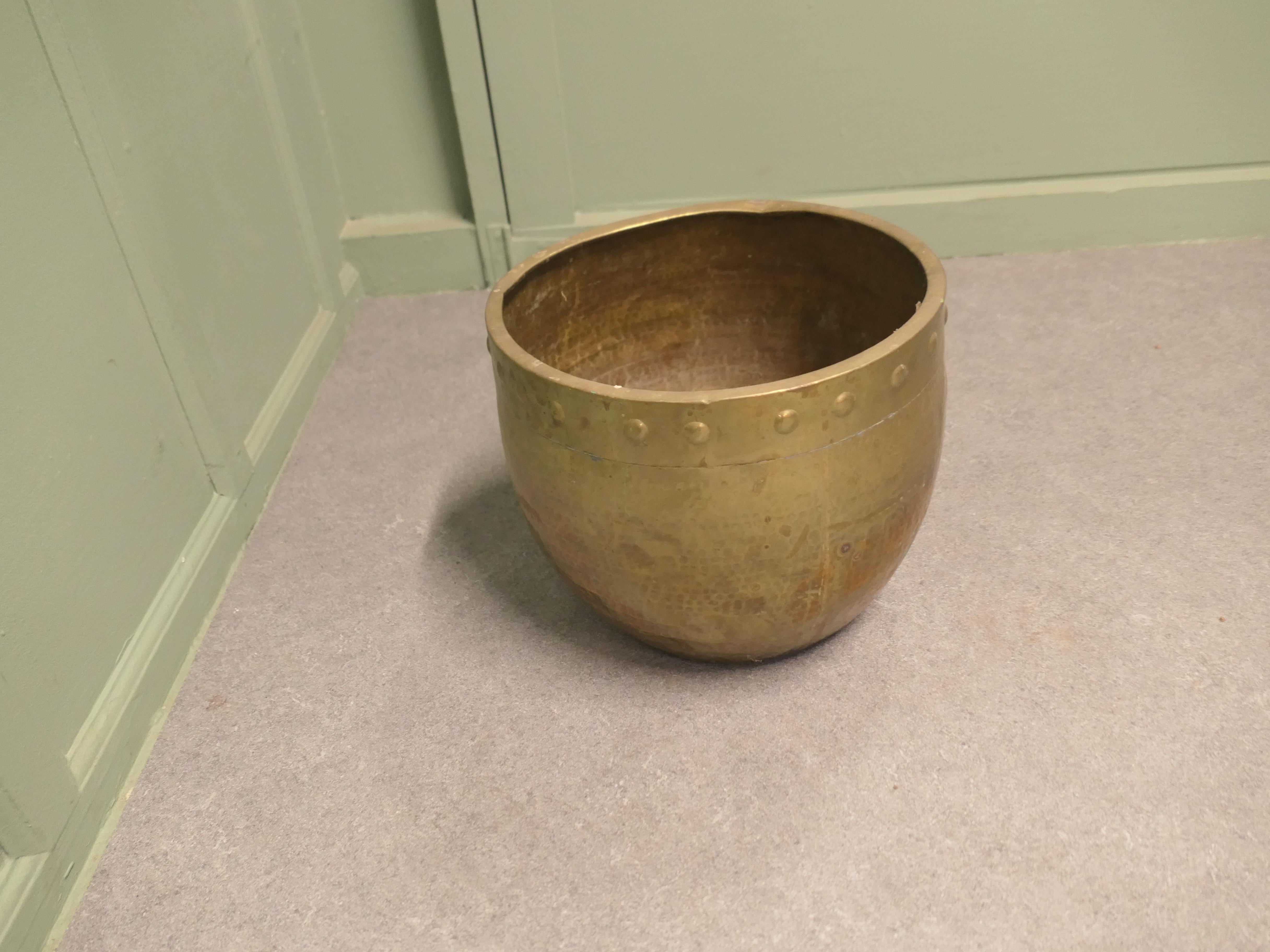 Fine XIX secolo Jardiniere rivettato in ottone Arts and Crafts Un design tradizionale in reggiseno battuto. in vendita