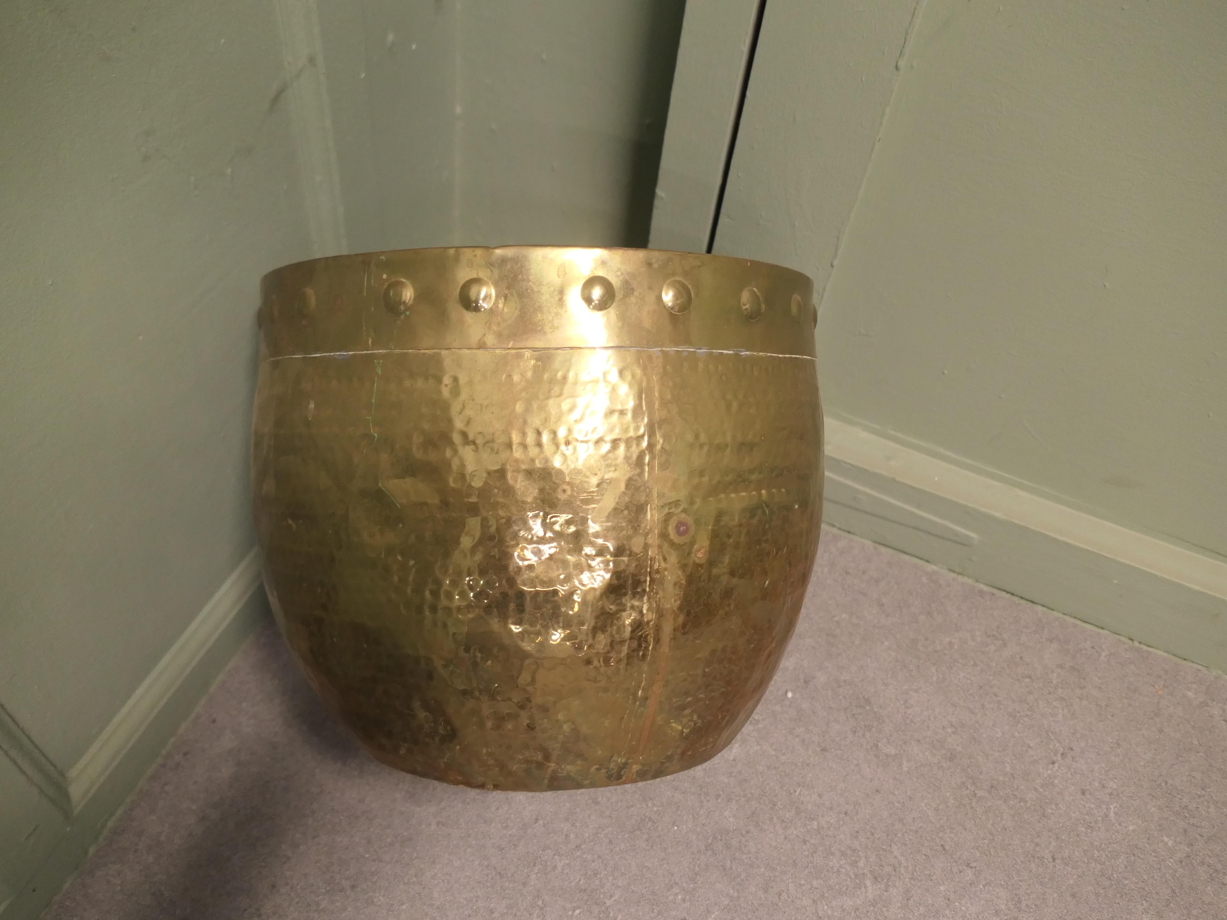 Ottone Jardiniere rivettato in ottone Arts and Crafts Un design tradizionale in reggiseno battuto. in vendita