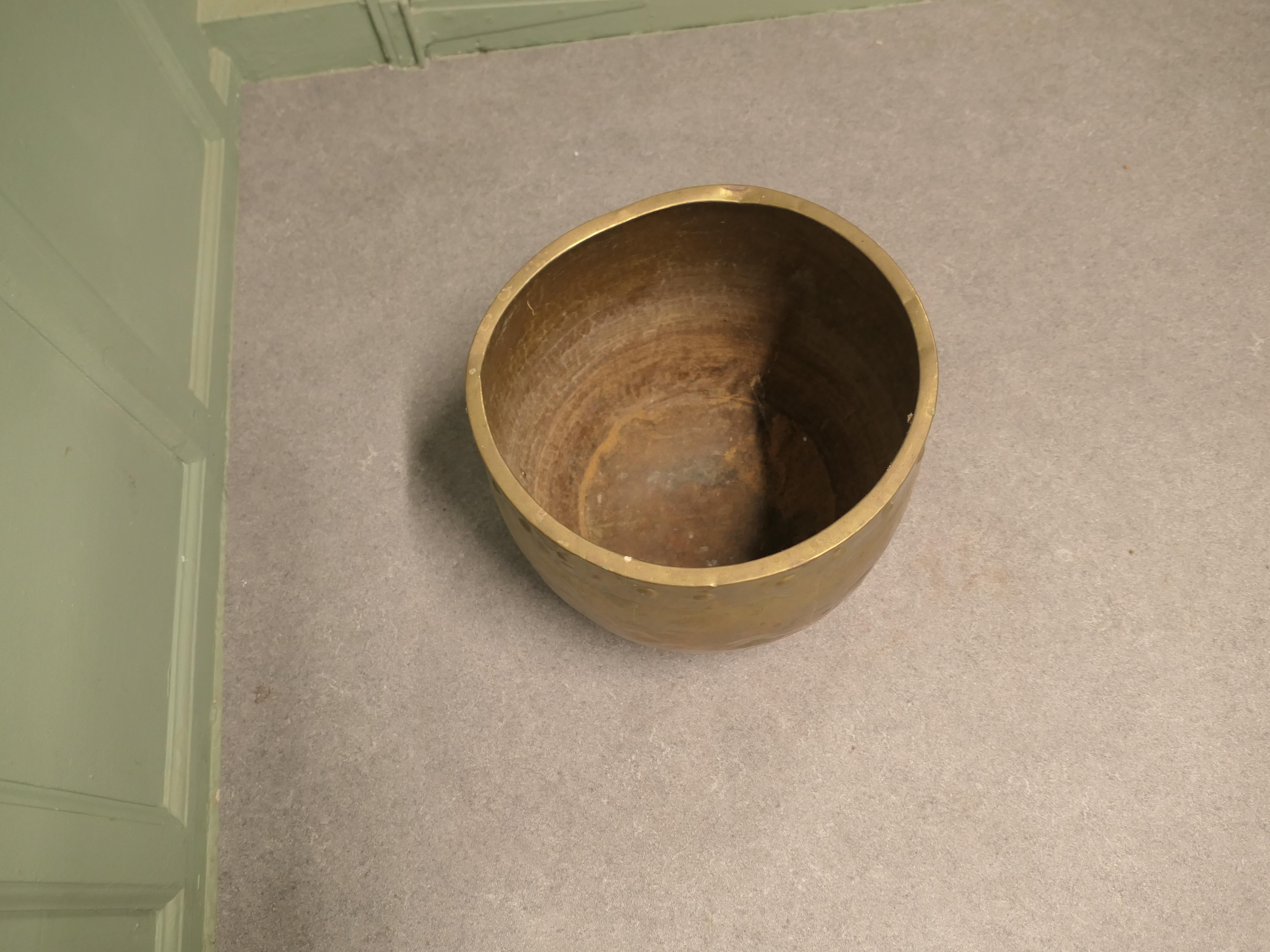 Jardiniere rivettato in ottone Arts and Crafts Un design tradizionale in reggiseno battuto. in vendita 1