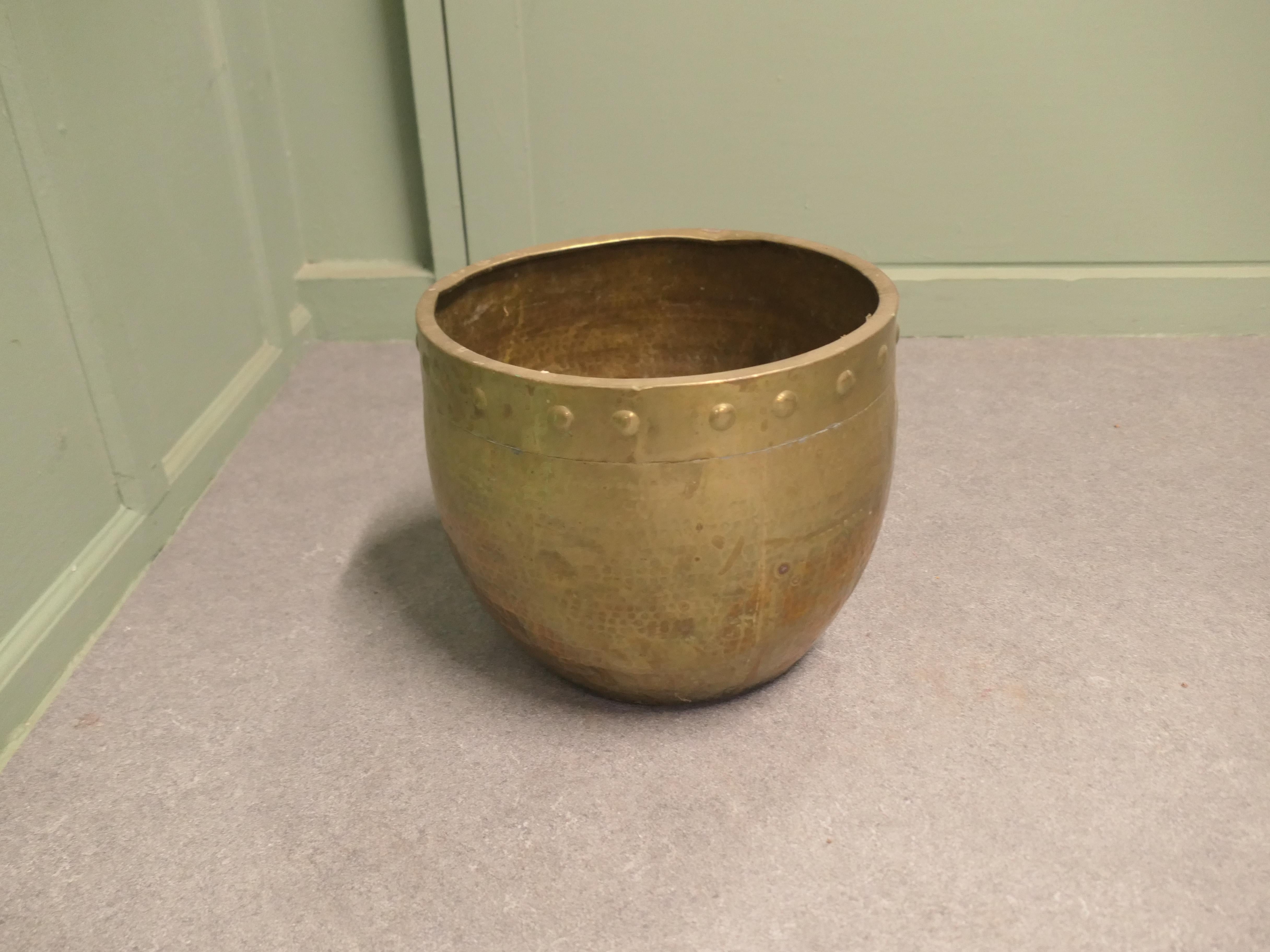 Jardiniere rivettato in ottone Arts and Crafts Un design tradizionale in reggiseno battuto. in vendita 2