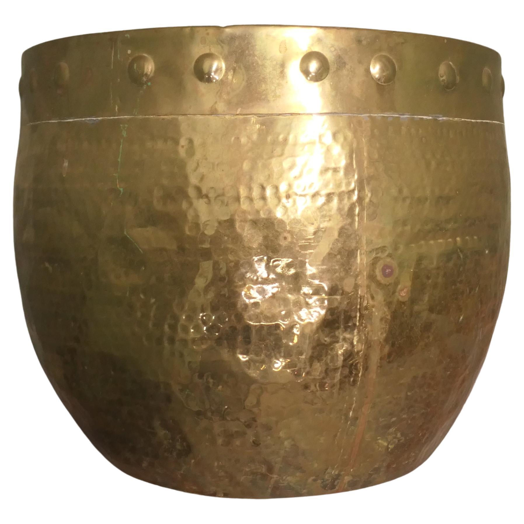 Jardiniere rivettato in ottone Arts and Crafts Un design tradizionale in reggiseno battuto. in vendita