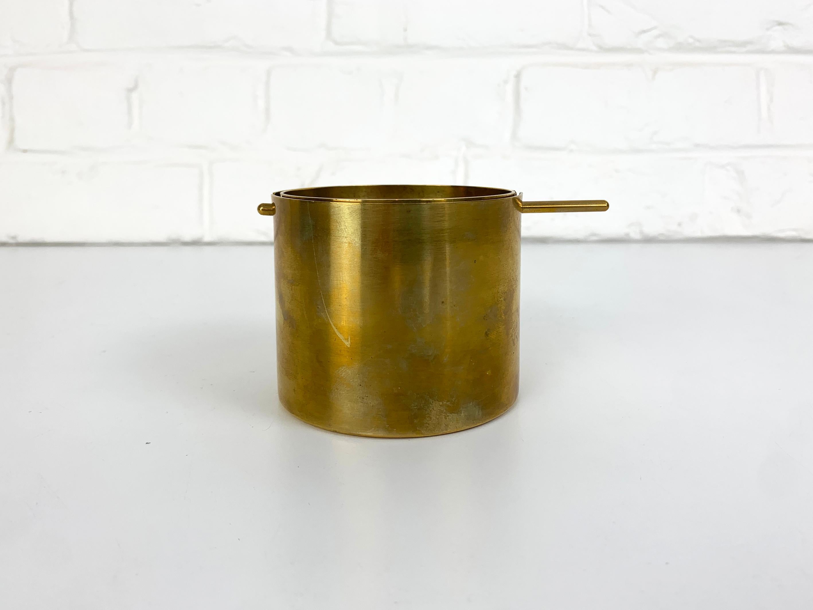 Cylinda-line ashtray in Brass. Iconic creation by Danish designer Arne Jacobsen for Stelton Brassware. 

This is the smaller version or cigarette ashtray. Diameter 3 inches (7,5 cm).

The brassware line was only produced is sought after today by