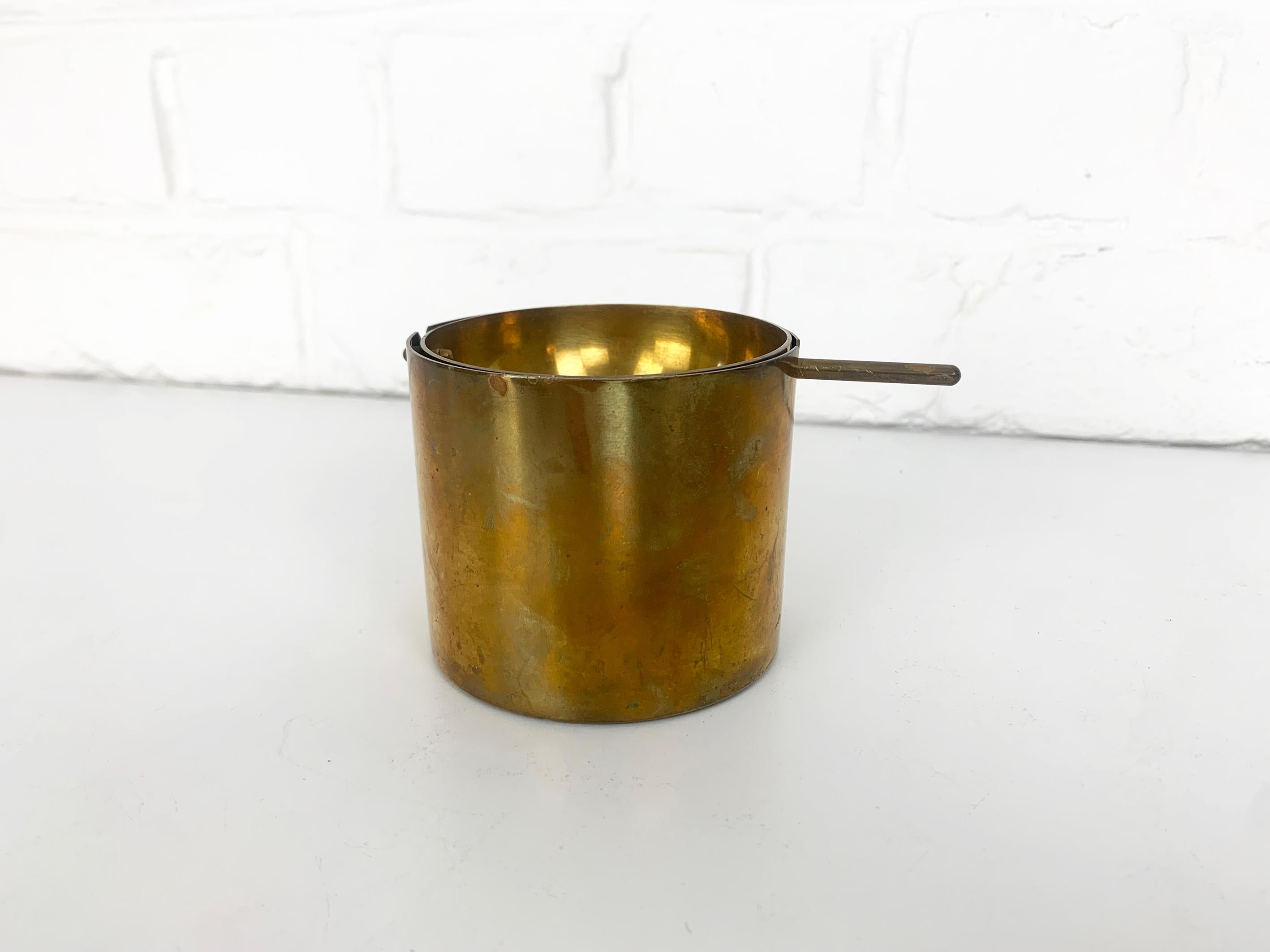 Posacenere Cylinda-line in ottone. Iconica creazione del designer danese Arne Jacobsen per Stelton Brassware. 

Questa è la versione più piccola o posacenere per sigarette. Diametro 3 pollici (7,5 cm).

La linea di oggetti in ottone è oggi molto