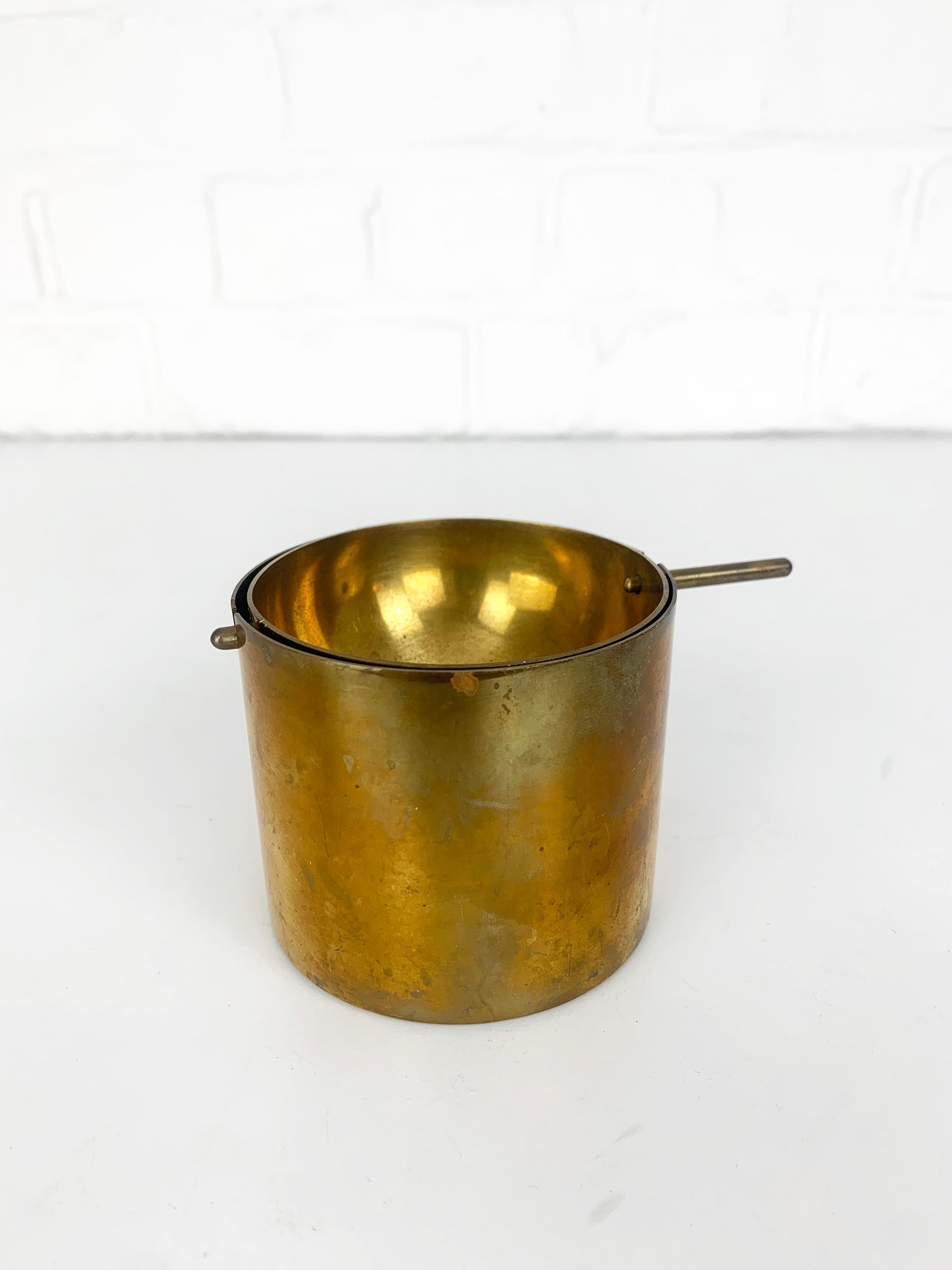 Scandinavo moderno Posacenere in ottone di Arne Jacobsen per SAS Hotel, Stelton, Cylinda-Line, anni '60 in vendita