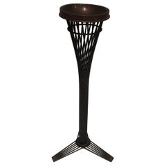 Cenicero de latón sobre base de metal lacado en negro, obra francesa, circa 1950