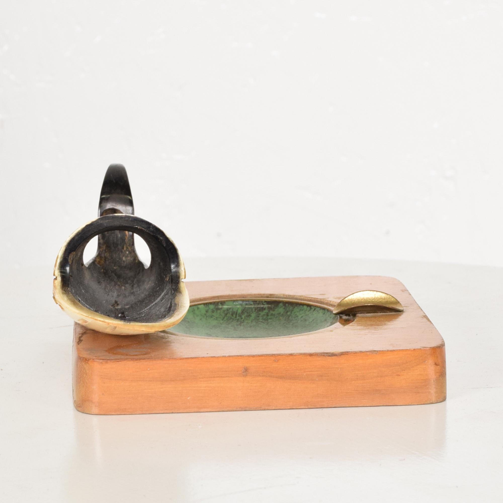 Fabulous style Mid-Century Modern horn pipe holder stand with ashtray in brass
Attributed to Richard Rohac, Austria, 1950s. Unsigned.
Crafted in horn, wood and brass.
Original condition vintage piece. Please see our images.
Measures: 5 D x 7 W x