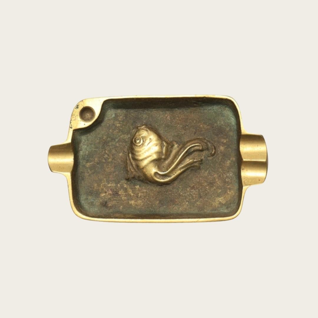 Aschenbecher aus Messing mit patinierten Details und Fischrelief (Mitte des 20. Jahrhunderts) im Angebot