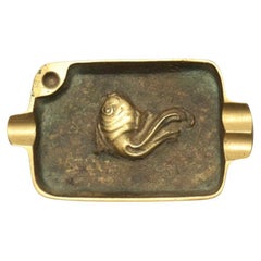 Posacenere in ottone con dettagli patinati e rilievo di pesce