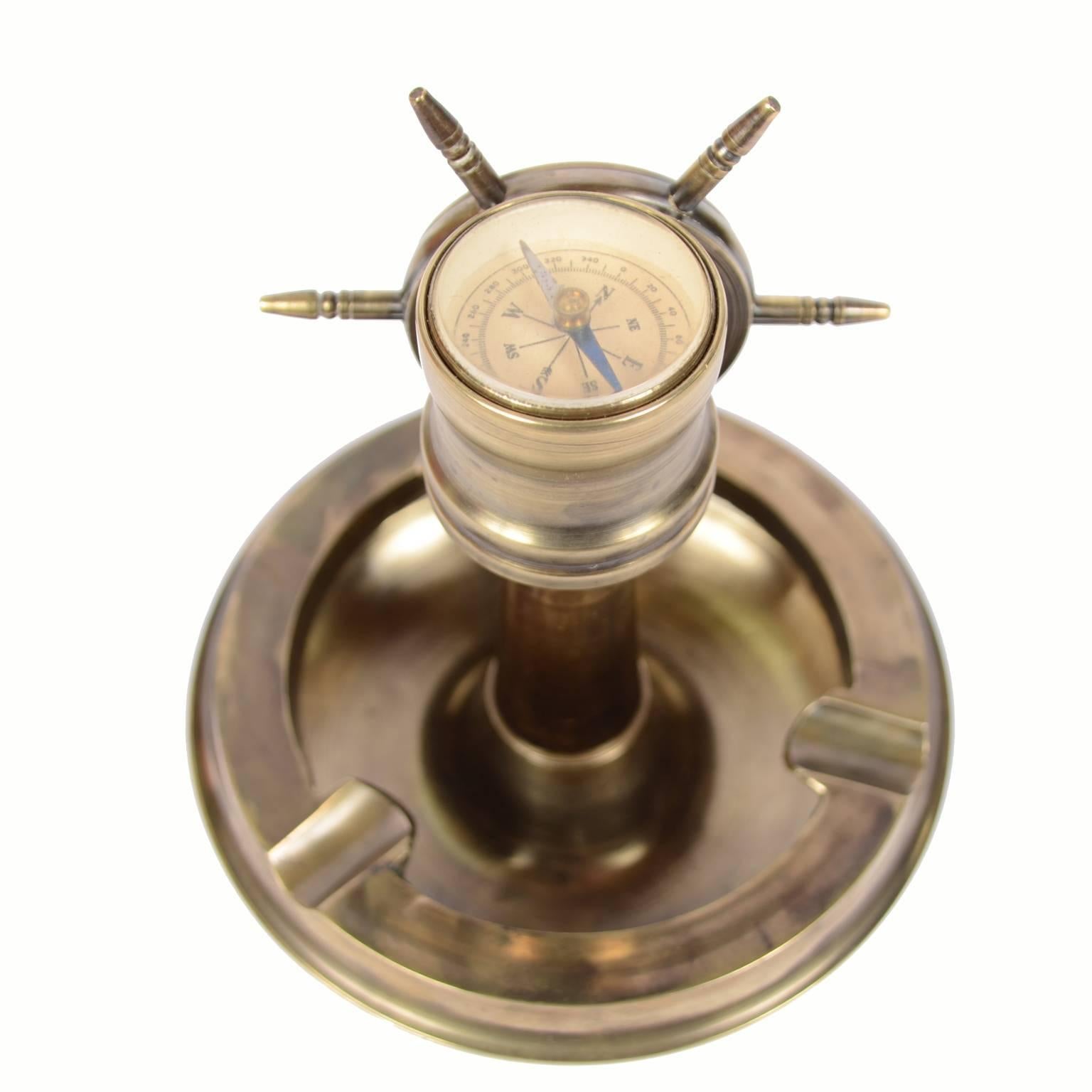 Brass ashtray with rudder and compass, English manufacture of the 1950s. Very good condition. Measure: Diameter 13 cm, height 13 cm.
Shipping in insured by Lloyd's London and the gift box is free (look at the last picture).