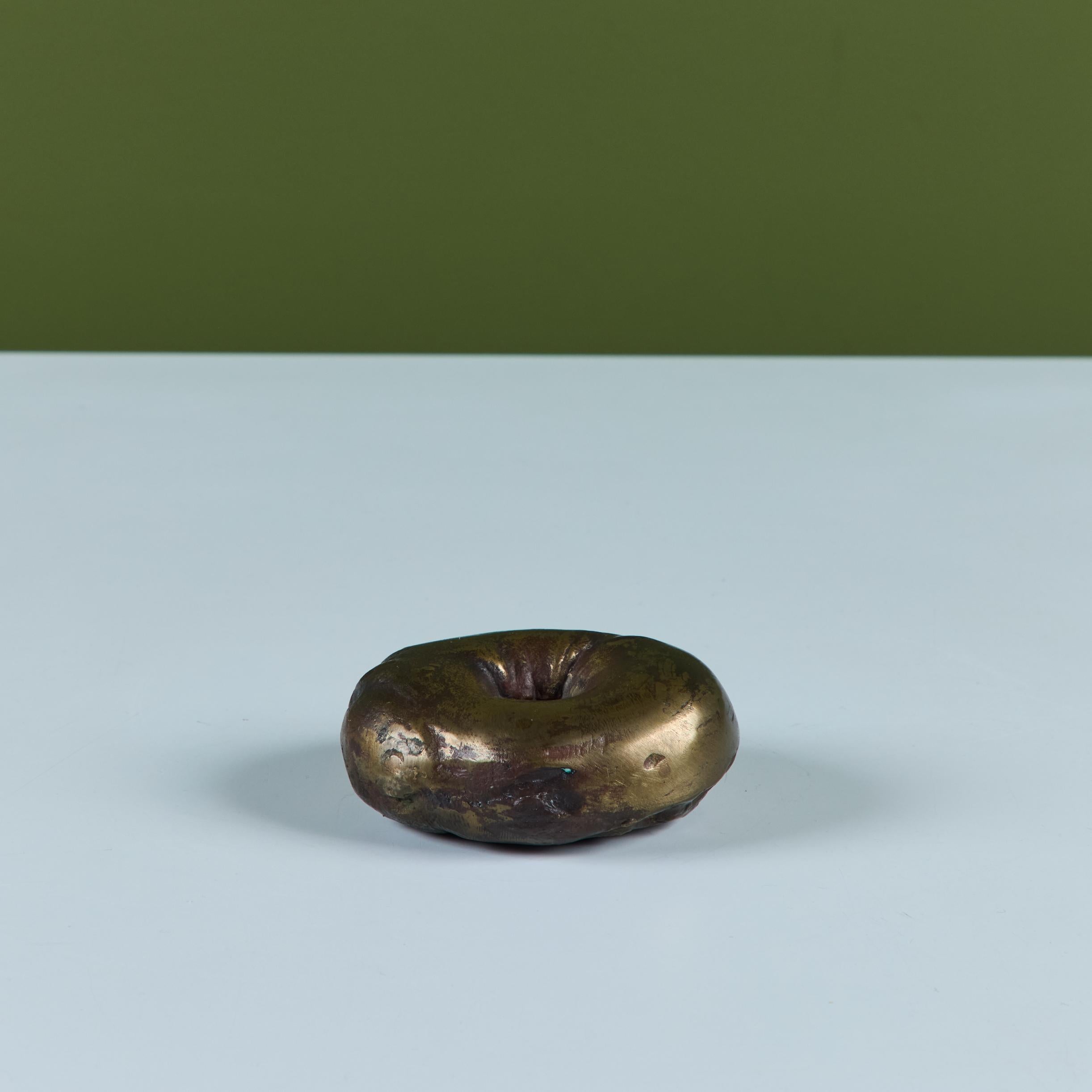 Scultura di bagel in ottone in vendita 4