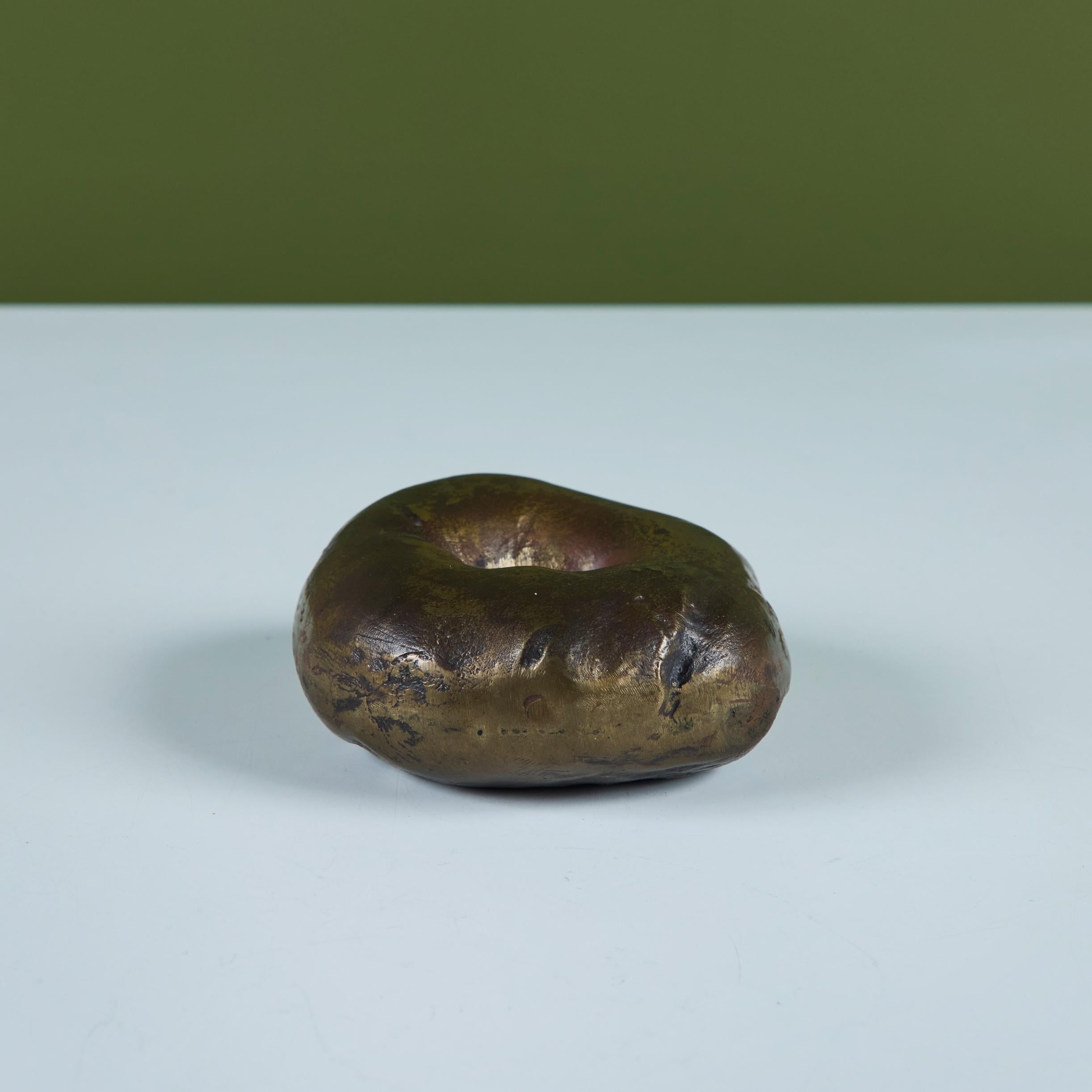 Scultura di bagel in ottone in vendita 5