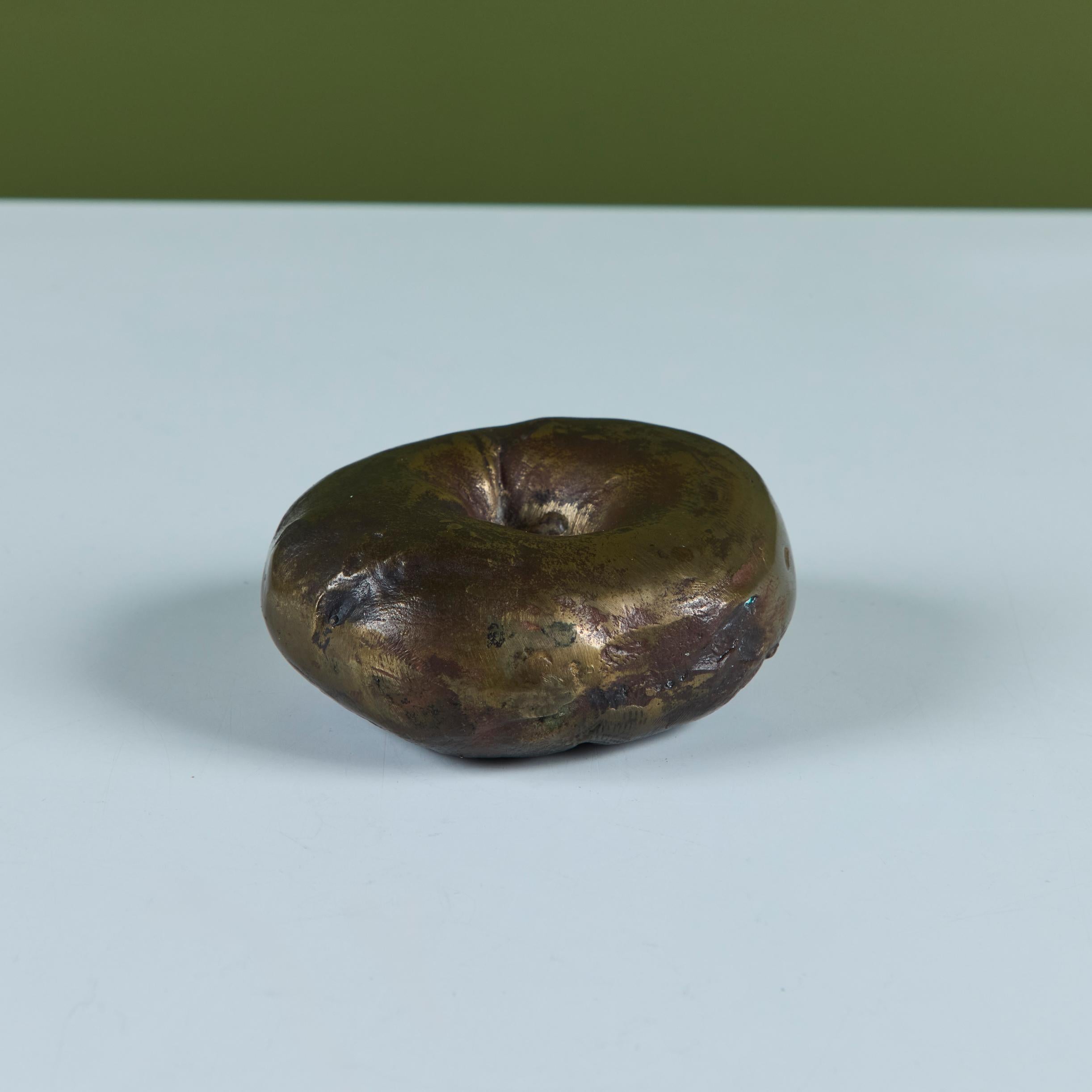 Scultura di bagel in ottone in vendita 6