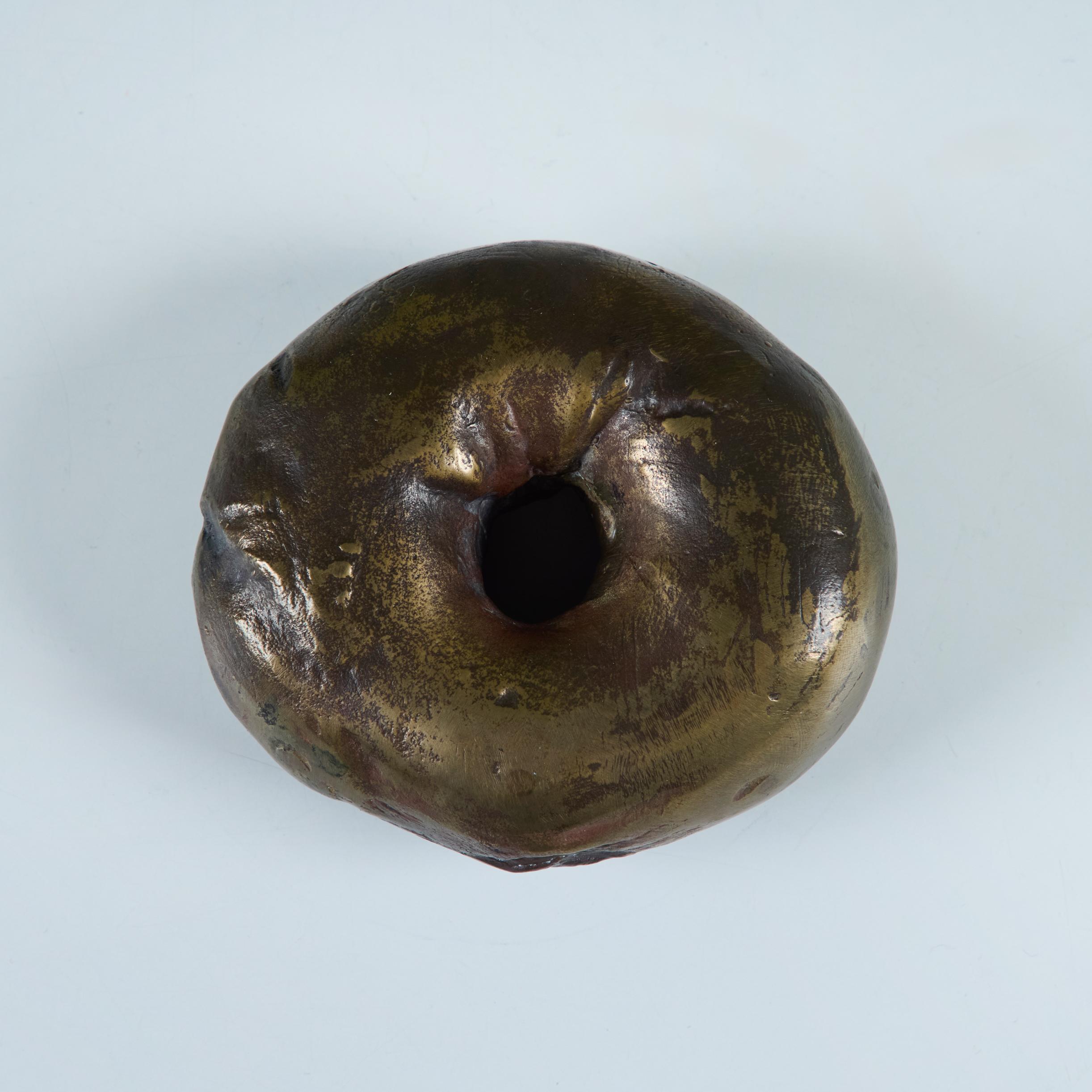 Moderno Scultura di bagel in ottone in vendita