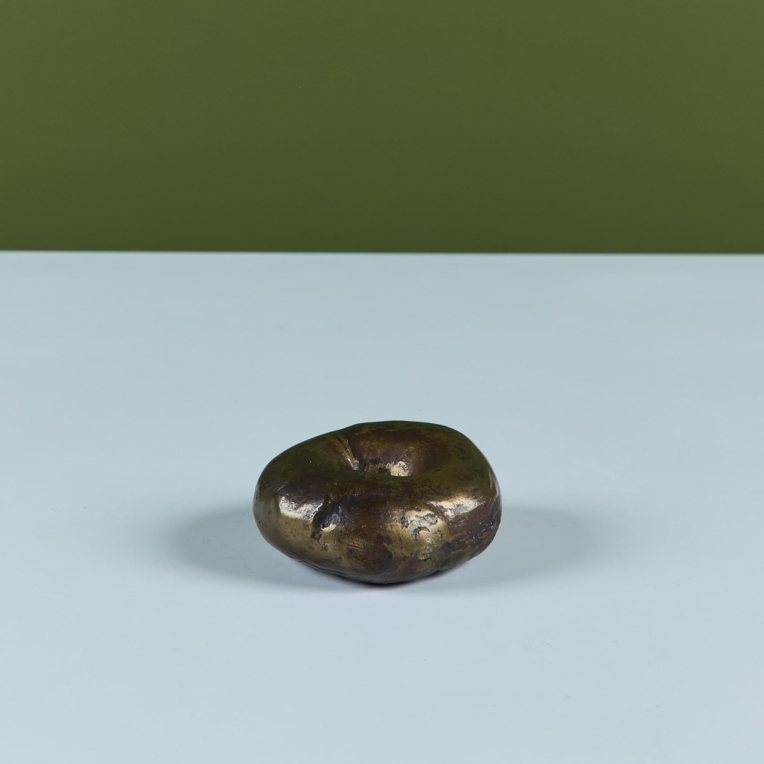 Scultura di bagel in ottone in vendita 1