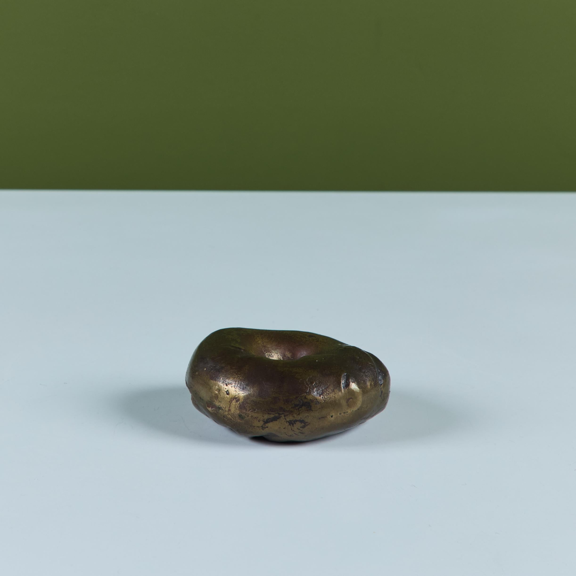 Scultura di bagel in ottone in vendita 2