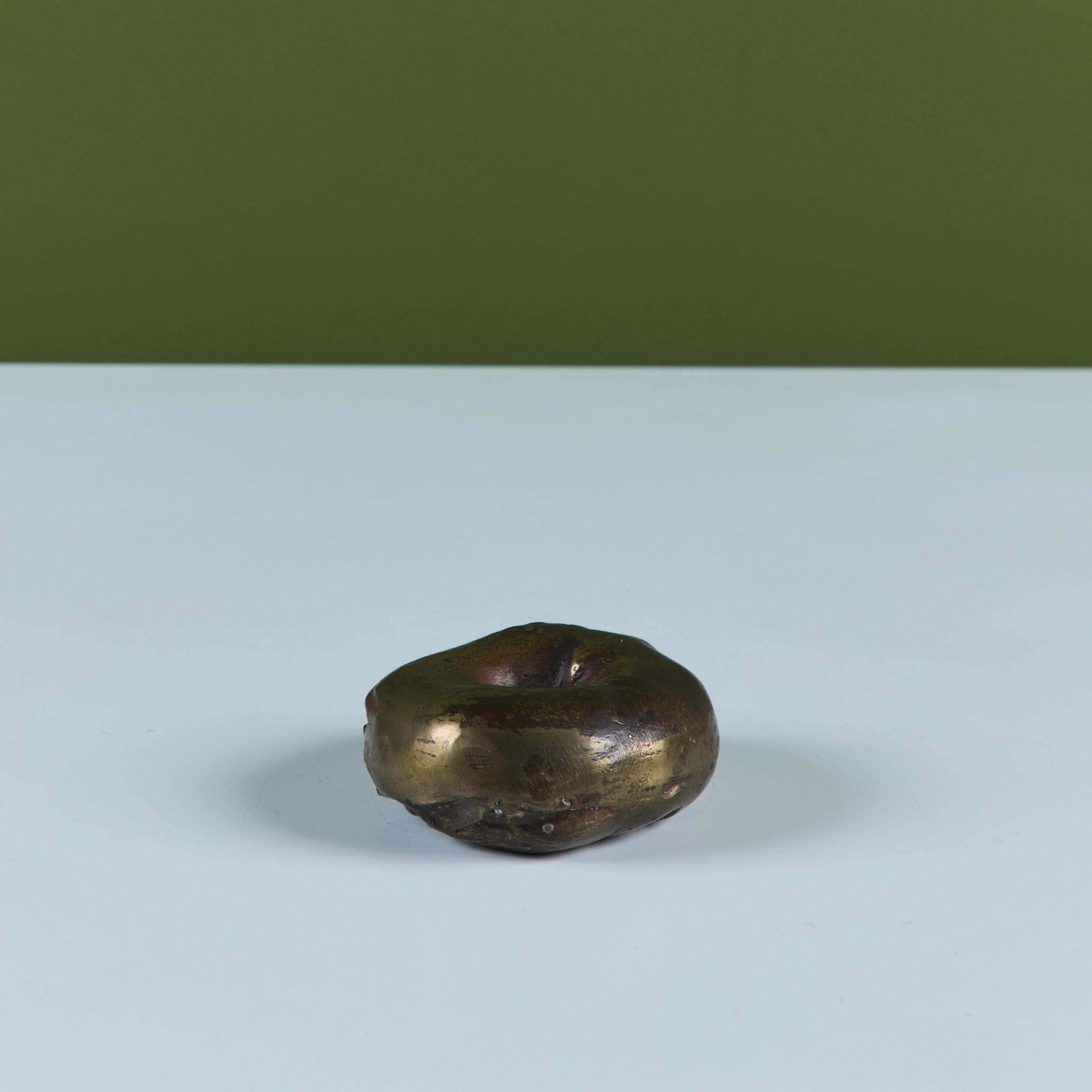 Scultura di bagel in ottone in vendita 3