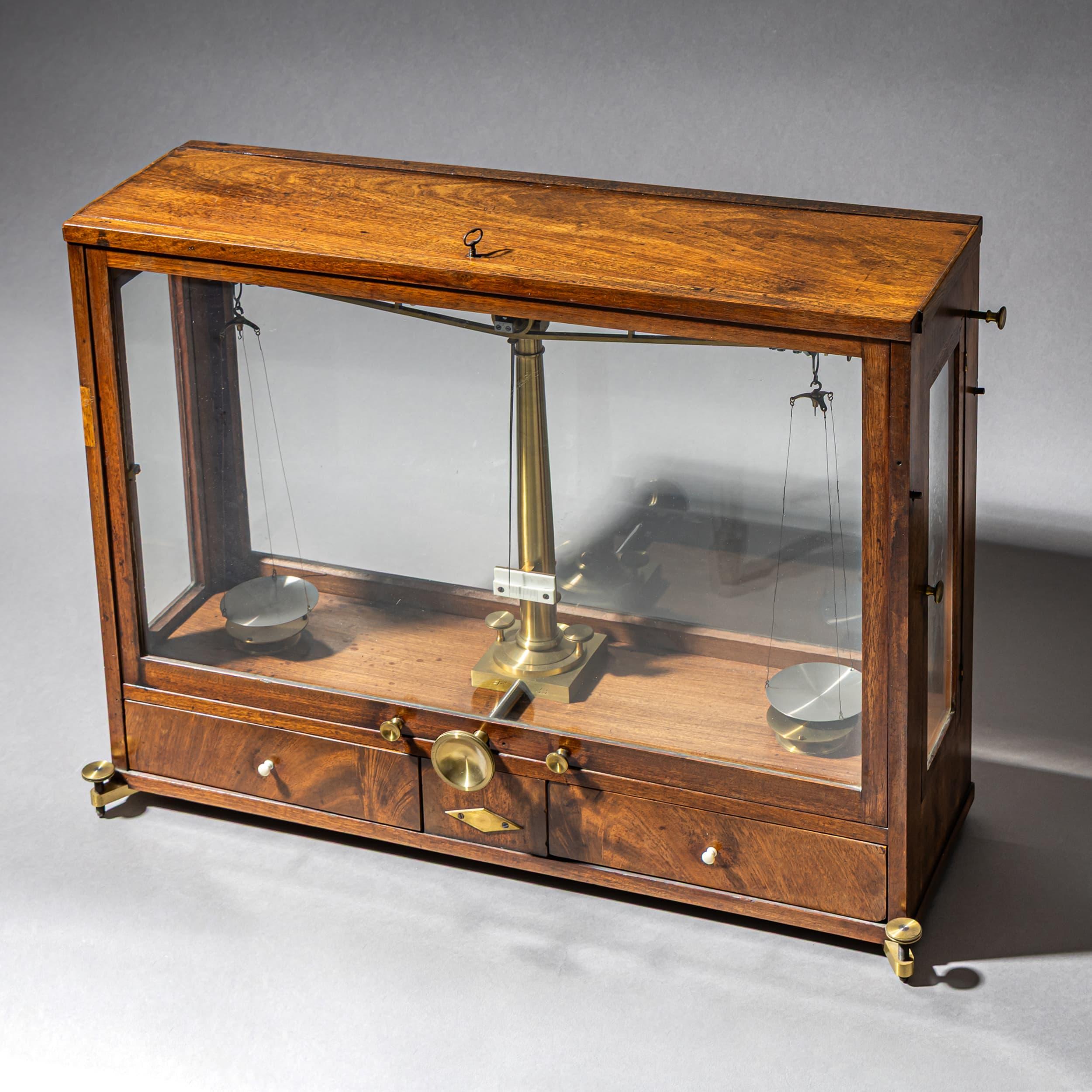 Ottone Bilancia in ottone con cassa in legno, XIX secolo in vendita