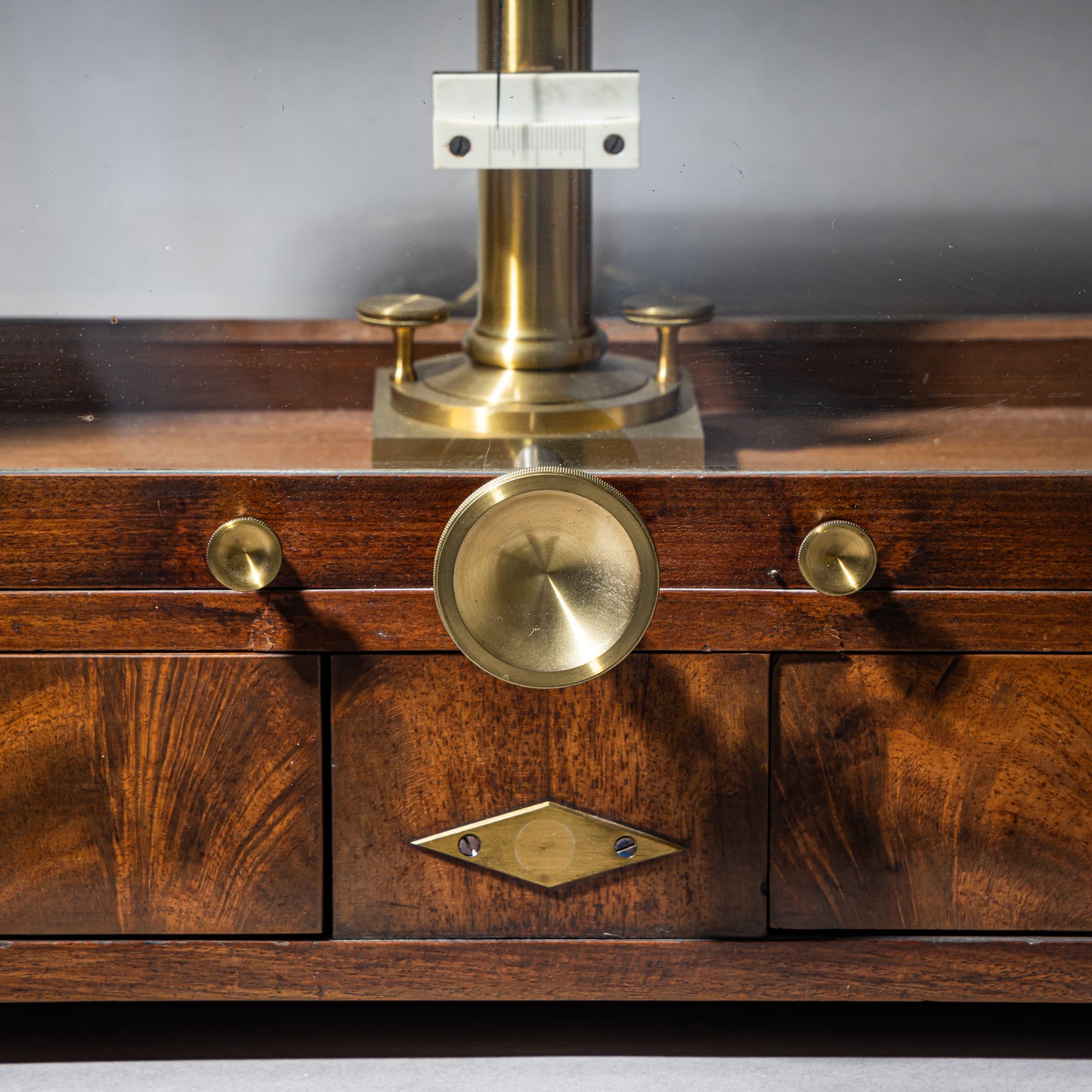 Bilancia in ottone con cassa in legno, XIX secolo in vendita 1