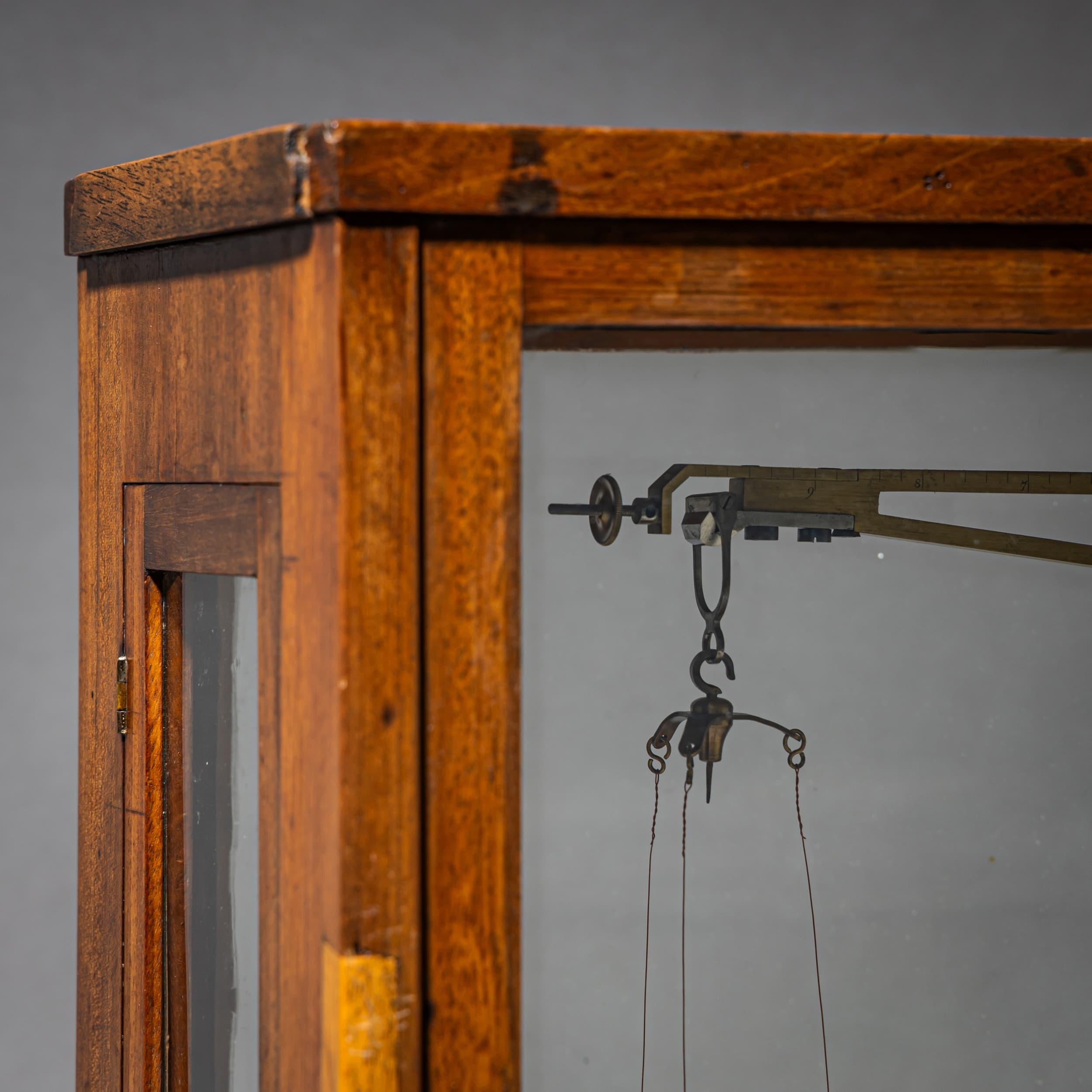 Bilancia in ottone con cassa in legno, XIX secolo in vendita 2