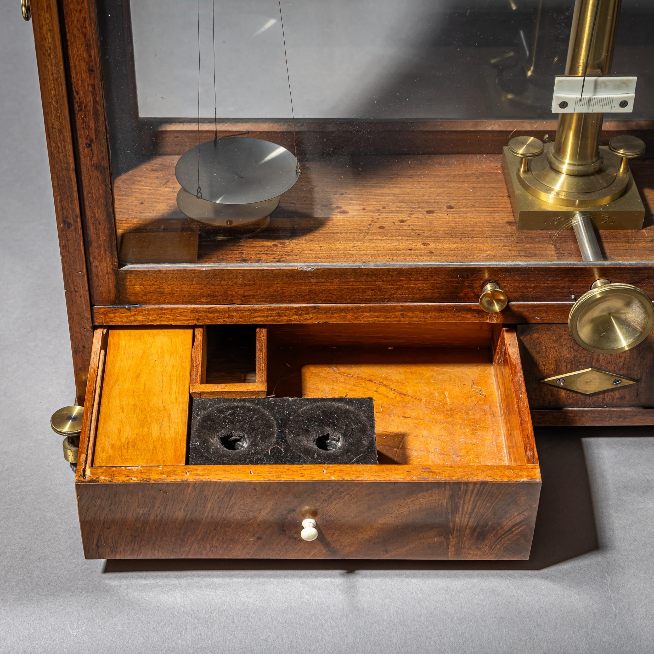 Bilancia in ottone con cassa in legno, XIX secolo in vendita 4