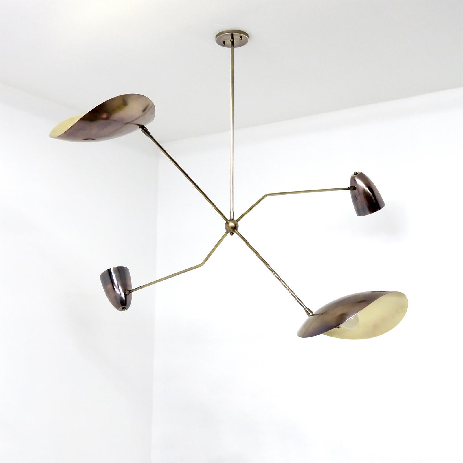 Elegant lustre en laiton vieilli par Gallery L7, fabriqué et fini à la main à Los Angeles en laiton américain, avec quatre bras en laiton portant chacun deux lumières ajustables vers le haut et vers le bas (cônes et coquilles), les paires de bras du