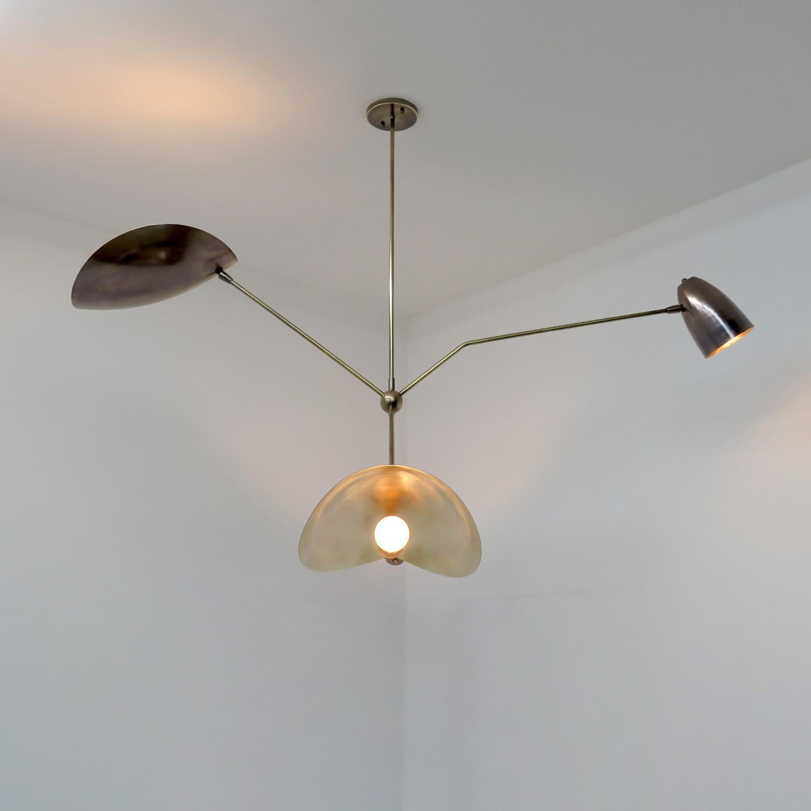 XXIe siècle et contemporain Lustre Balancier en laiton de la Galerie L7 en vente