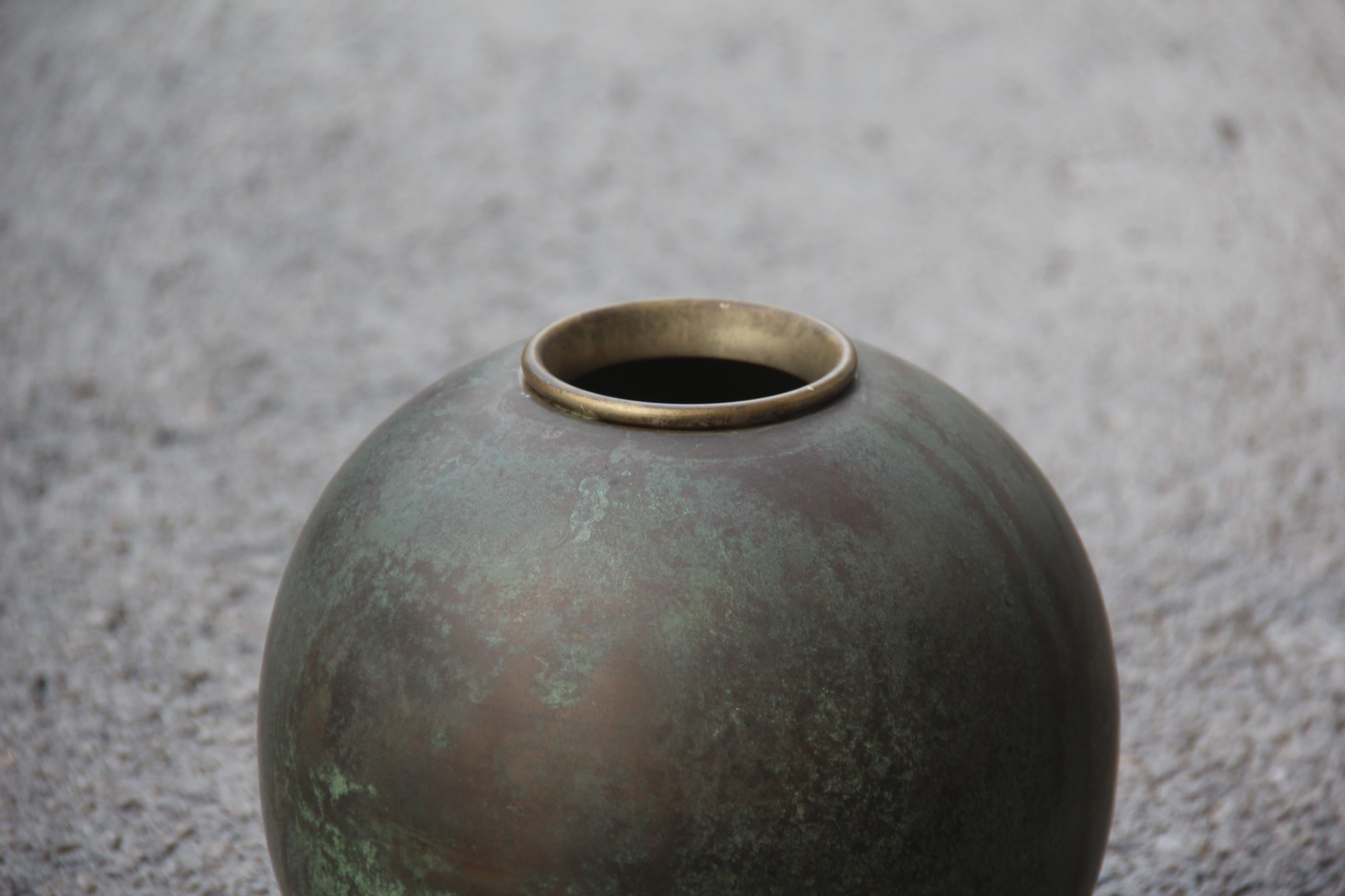 Brass Ball vase Art Deco 1930 bronzed finishing Italian design Nino Ferrari Gio Ponti attributed.
