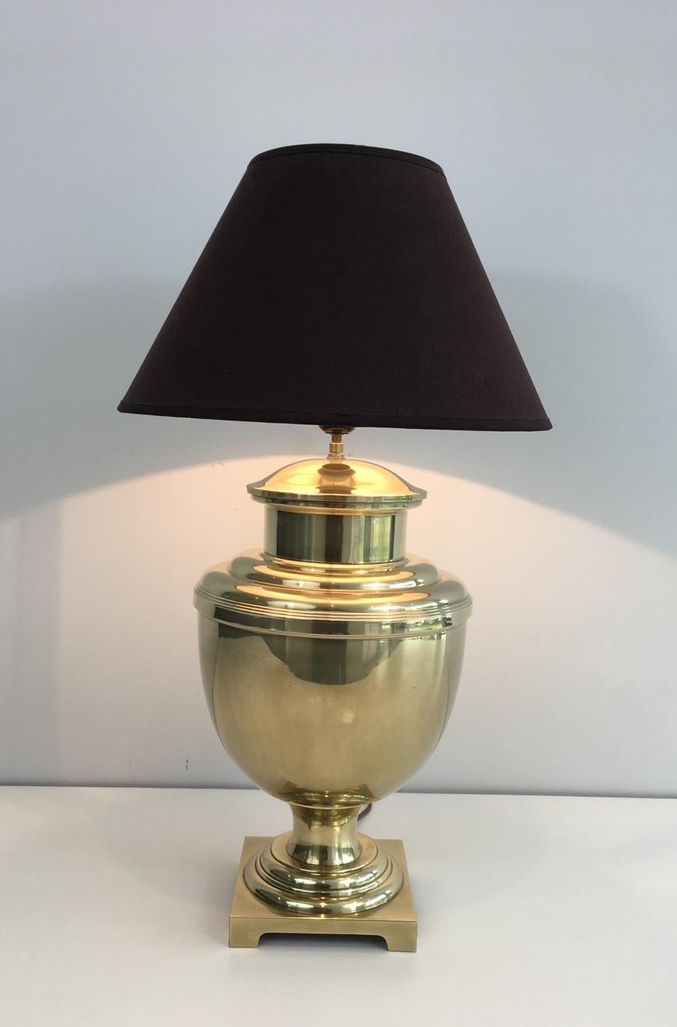 This nice baluster table lamp is all made of brass. This is a French work. Circa 1970.