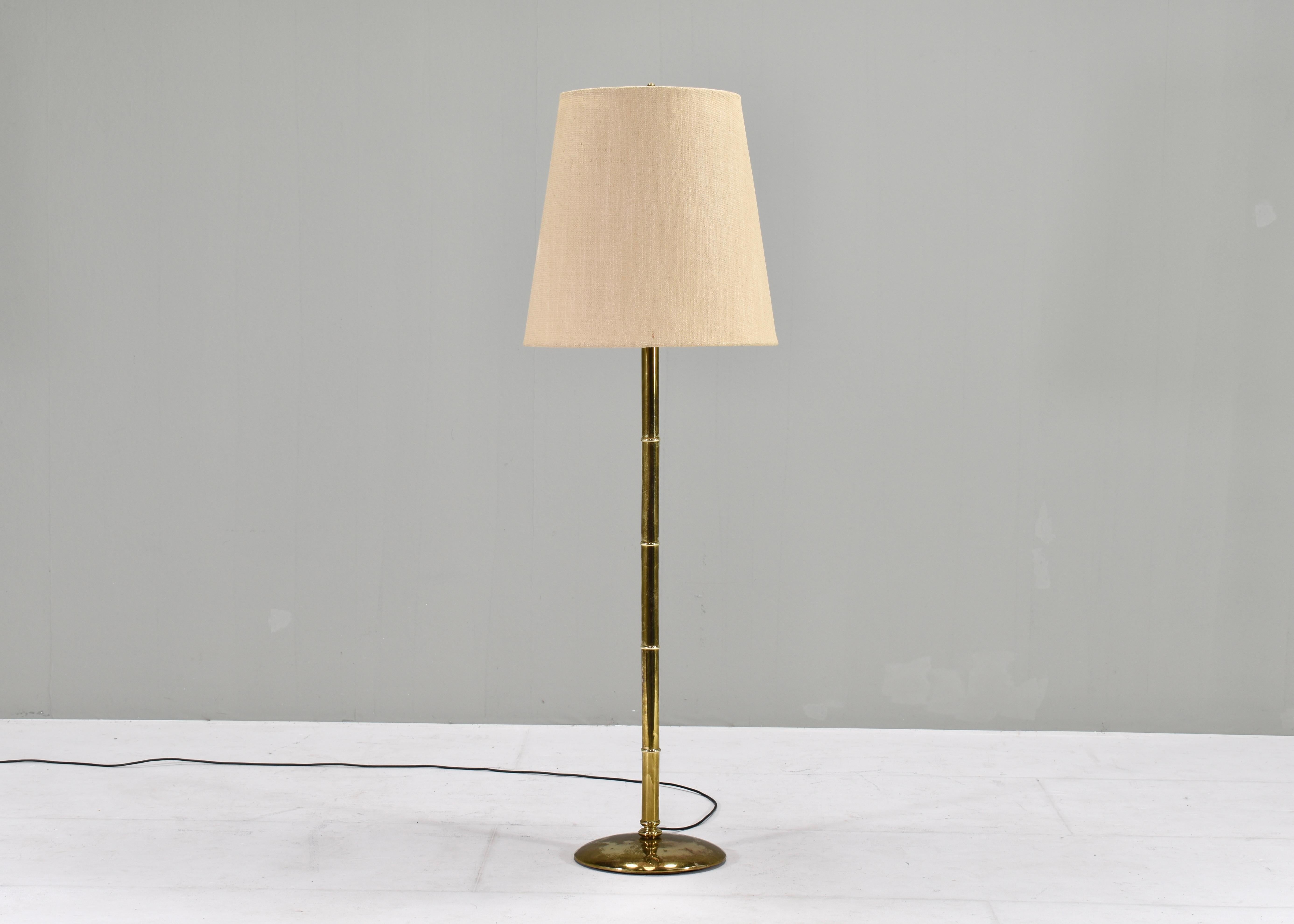 Brass bamboo floor lamp, circa 1970s.
The brass has nice age patina and has been lightly polished but can be polished more to get a lighter gold look.
Designer: Unknown
Manufacturer: Unknown
Country: Unknown
Model: floor lamp
Design period: