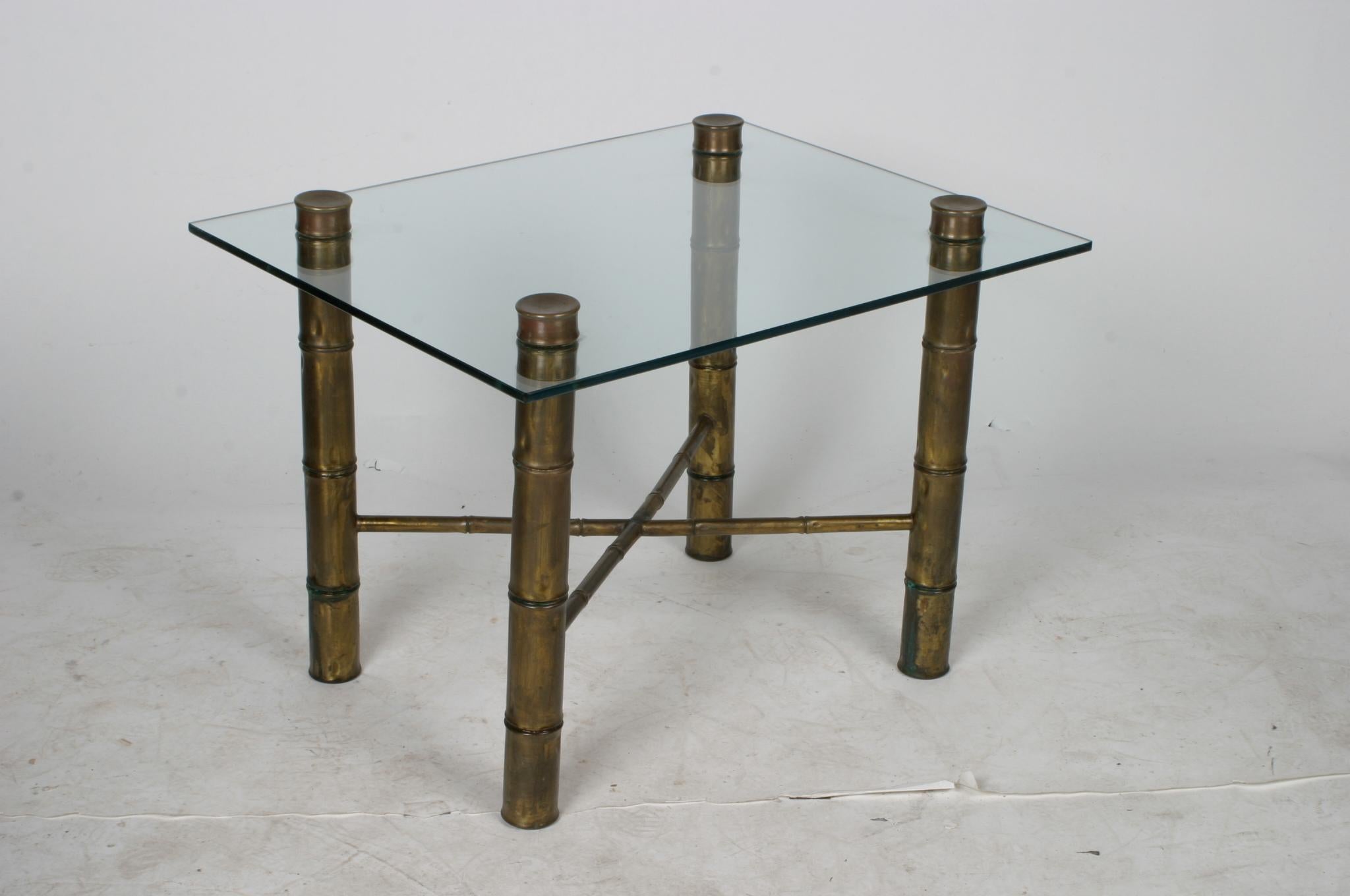 Laiton Table d'appoint Hollywood Regency en laiton et bambou avec plateau en verre en vente